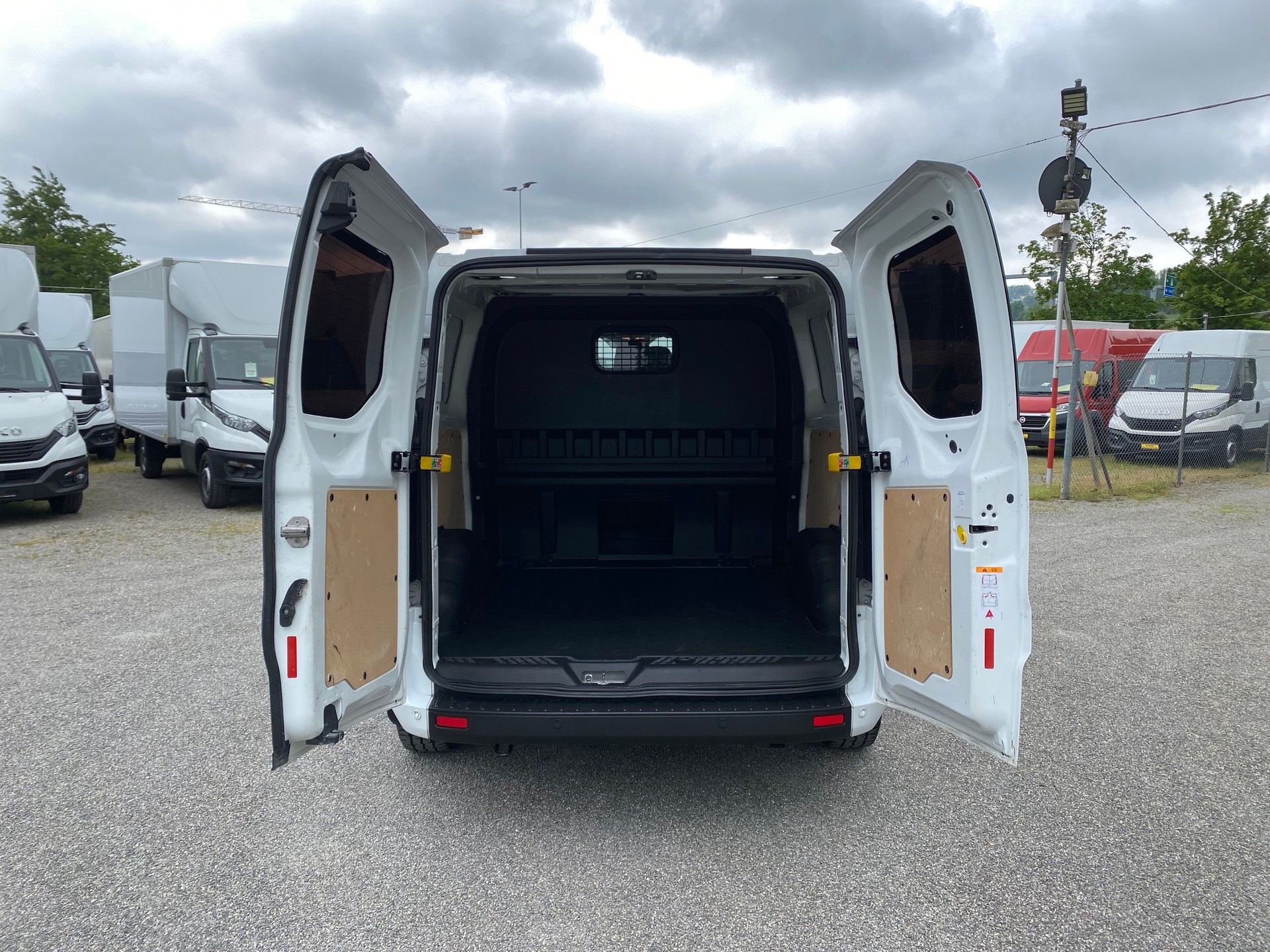 FORD Transit Custom 300 2.0 TDCi L2H1 6 Plätze-image-9