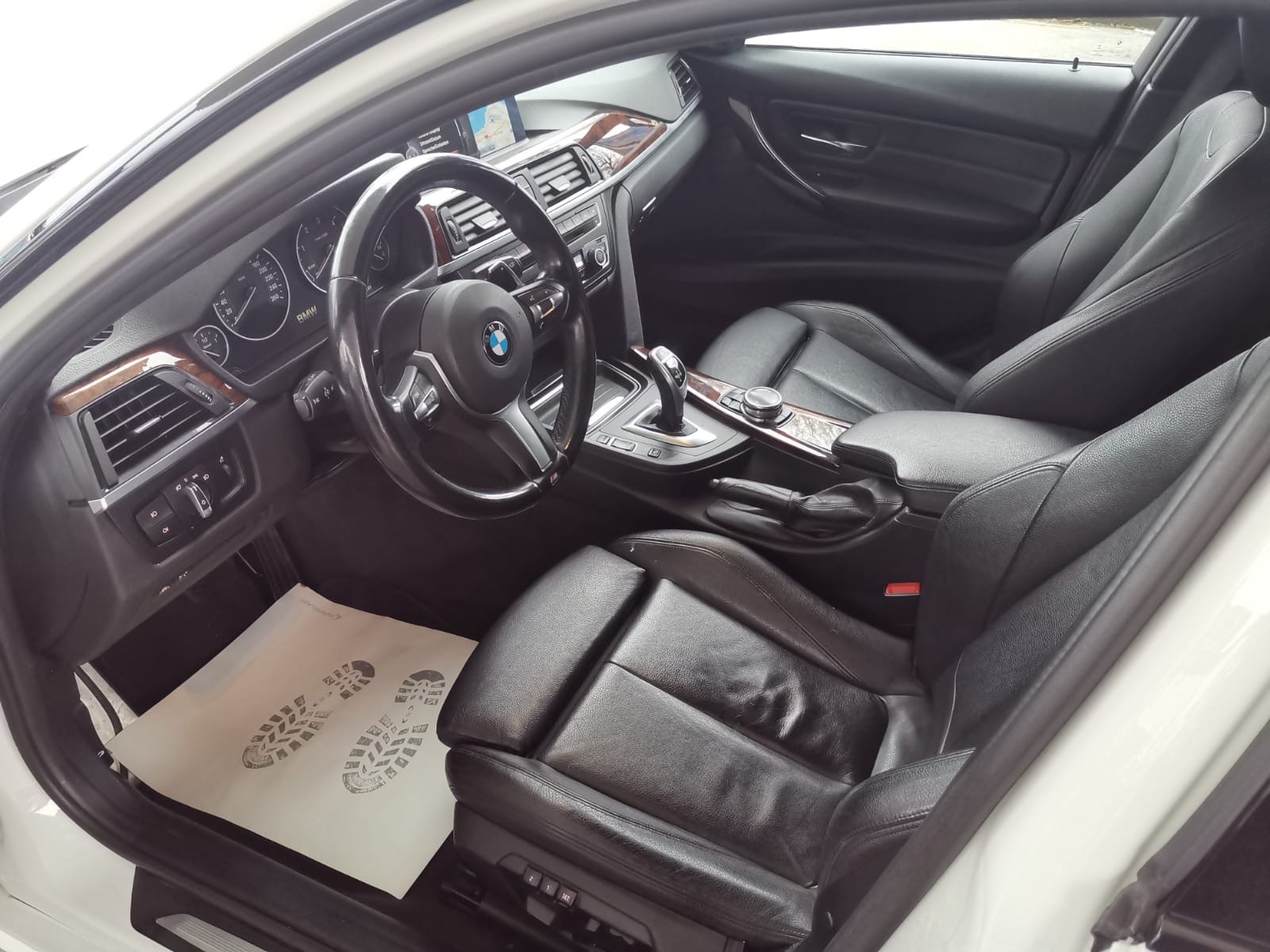 BMW 335i xDrive Touring Modern Line Steptronic-image-11