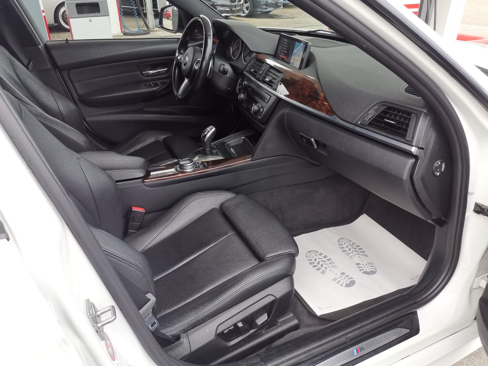 BMW 335i xDrive Touring Modern Line Steptronic-image-10