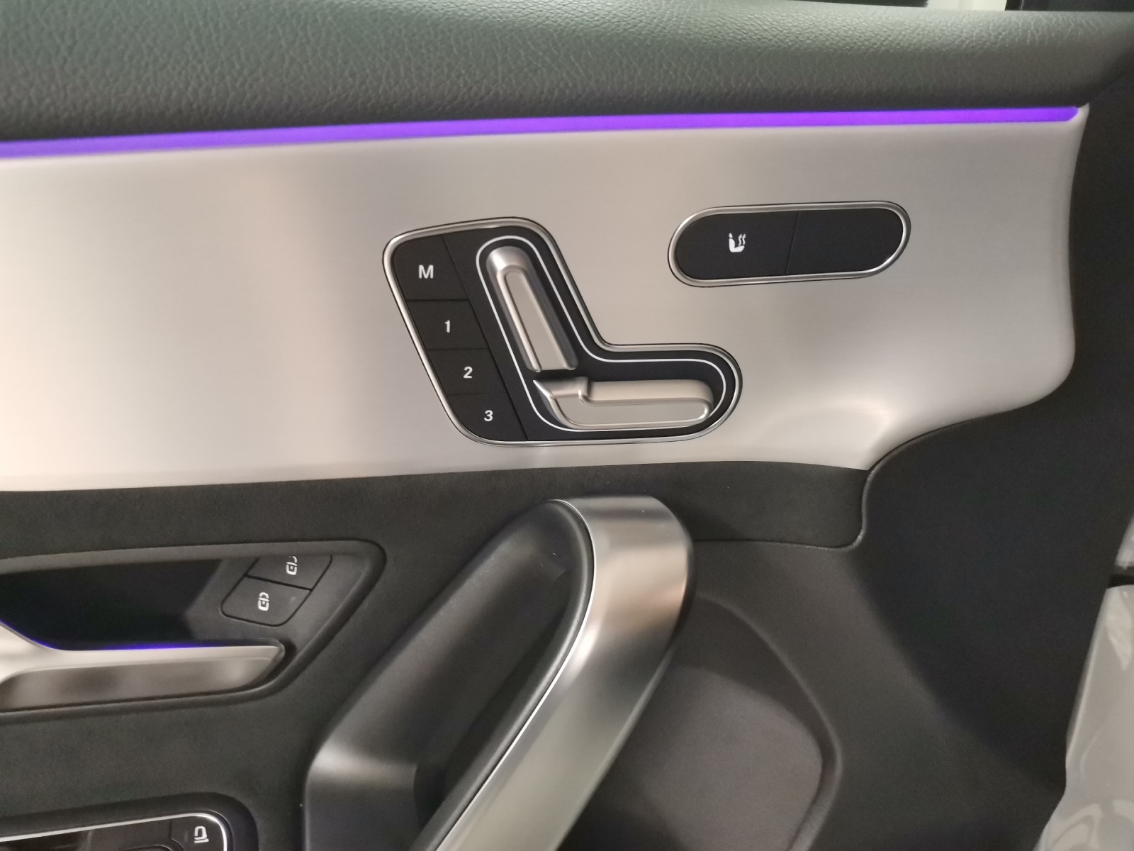 MERCEDES-BENZ A 220 d AMG Line-image-11