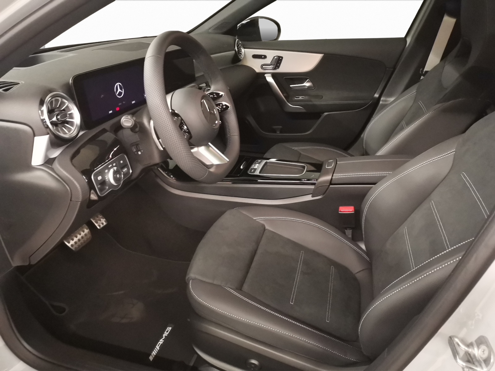 MERCEDES-BENZ A 220 d AMG Line-image-6