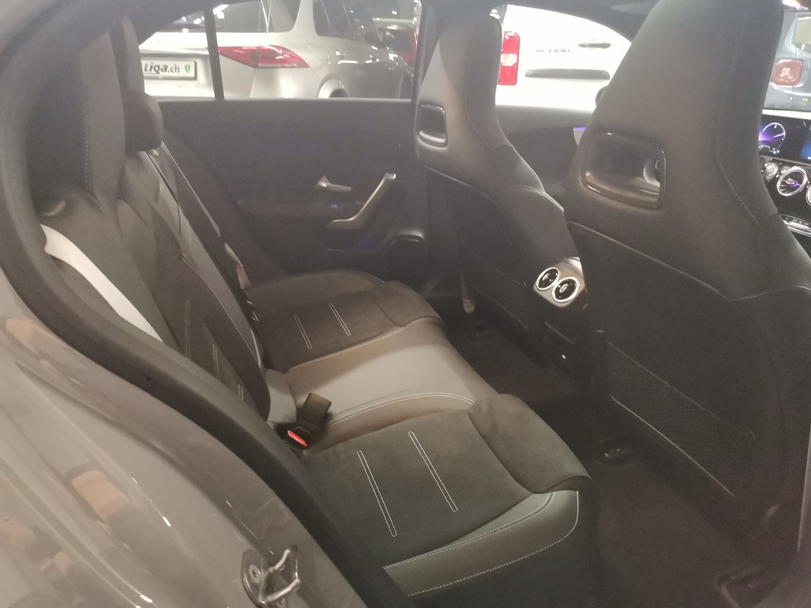 MERCEDES-BENZ A 220 d AMG Line-image-9