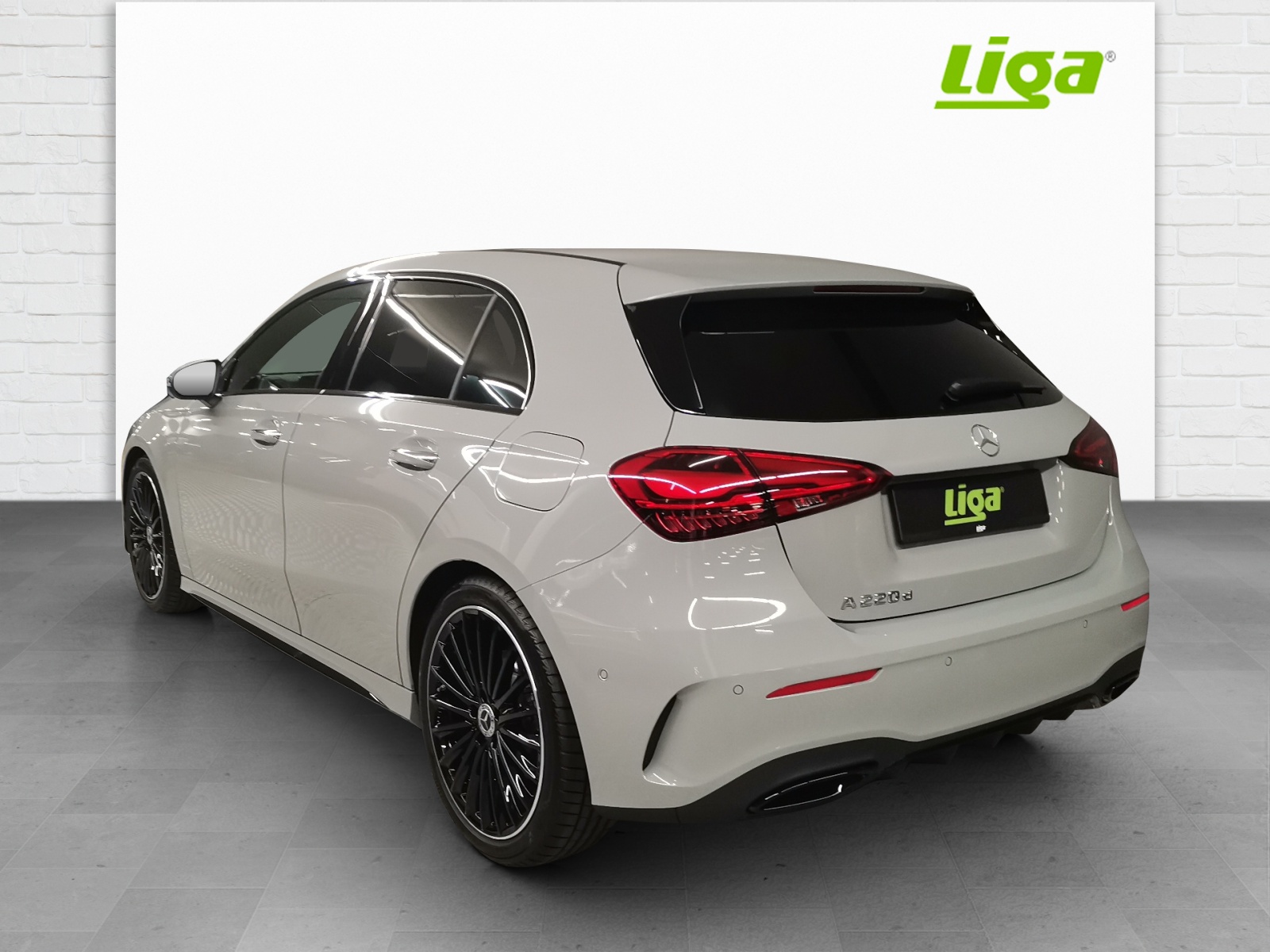 MERCEDES-BENZ A 220 d AMG Line-image-3