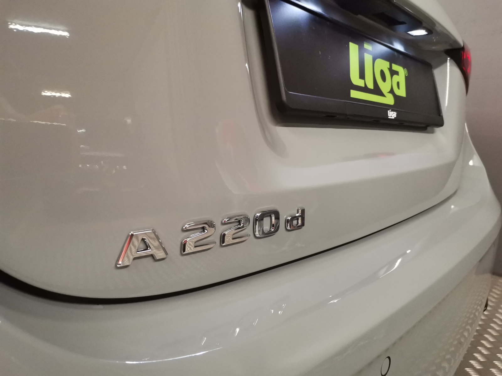 MERCEDES-BENZ A 220 d AMG Line-image-15