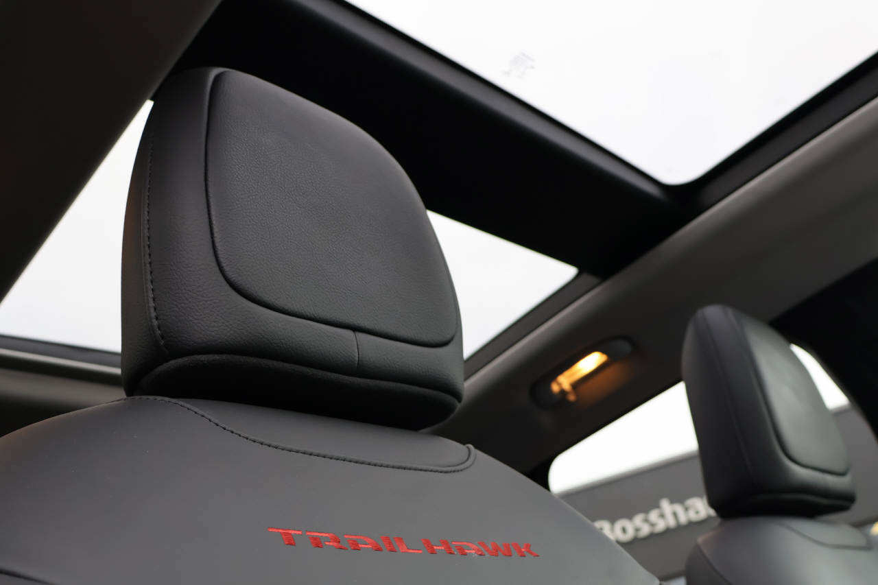 JEEP Renegade 1.3 Trailhawk Plus Sky 4xe-image-14