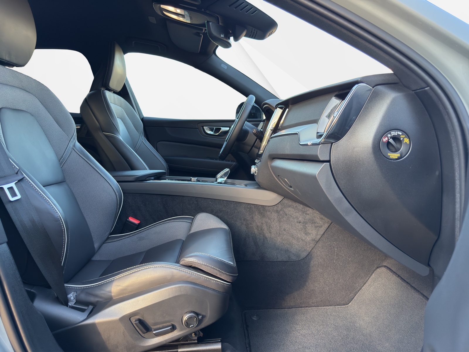 VOLVO XC60 B5 Benzin Mild Hybrid AWD Plus Dark Geartronic-image-11