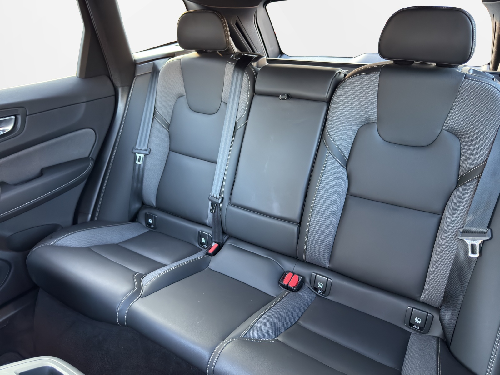 VOLVO XC60 B5 Benzin Mild Hybrid AWD Plus Dark Geartronic-image-10