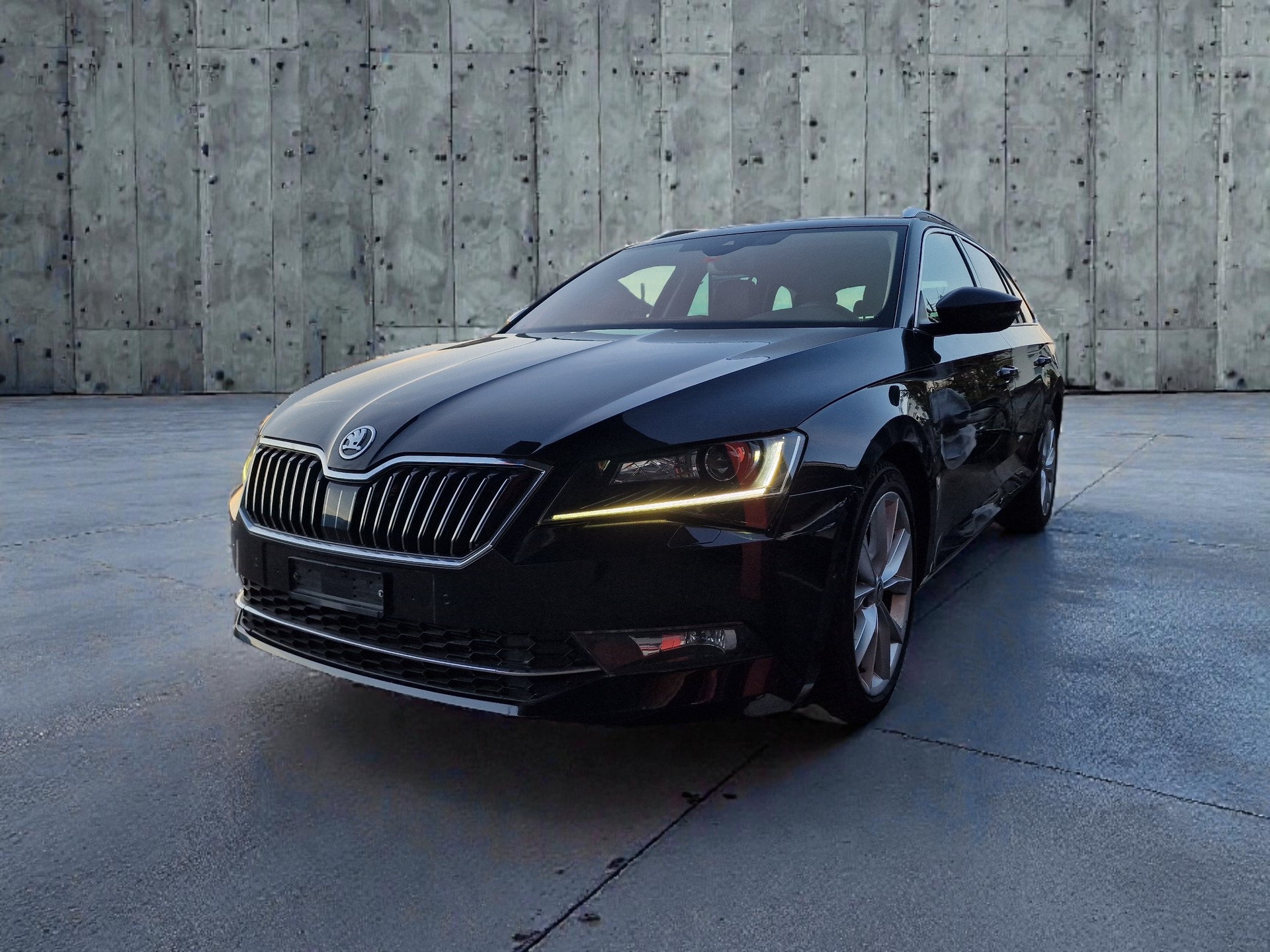 SKODA Superb Combi 2.0 TDi Style 4x4 DSG 24Mt Gara Neu MFK-image-1