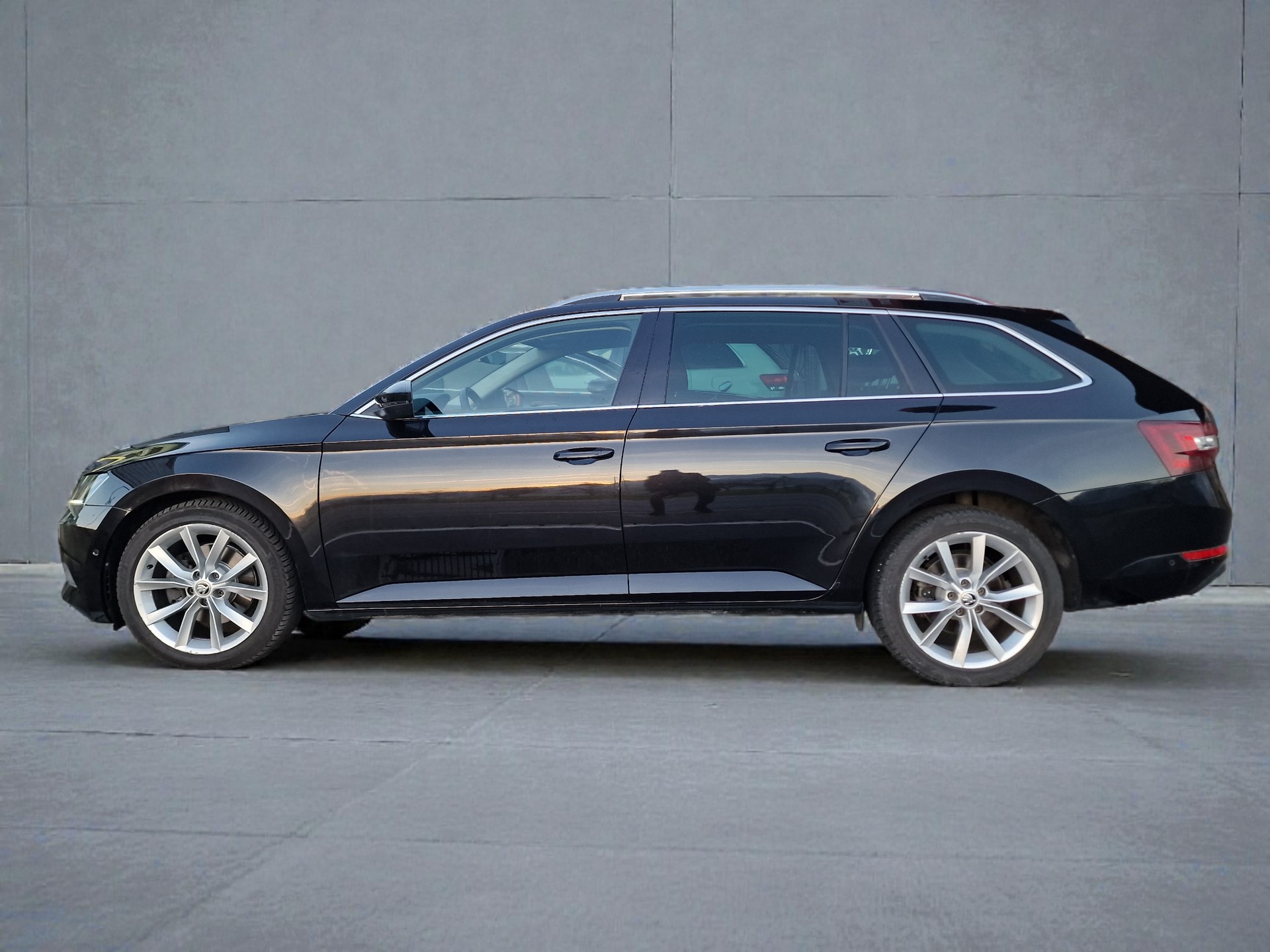 SKODA Superb Combi 2.0 TDi Style 4x4 DSG 24Mt Gara Neu MFK-image-0