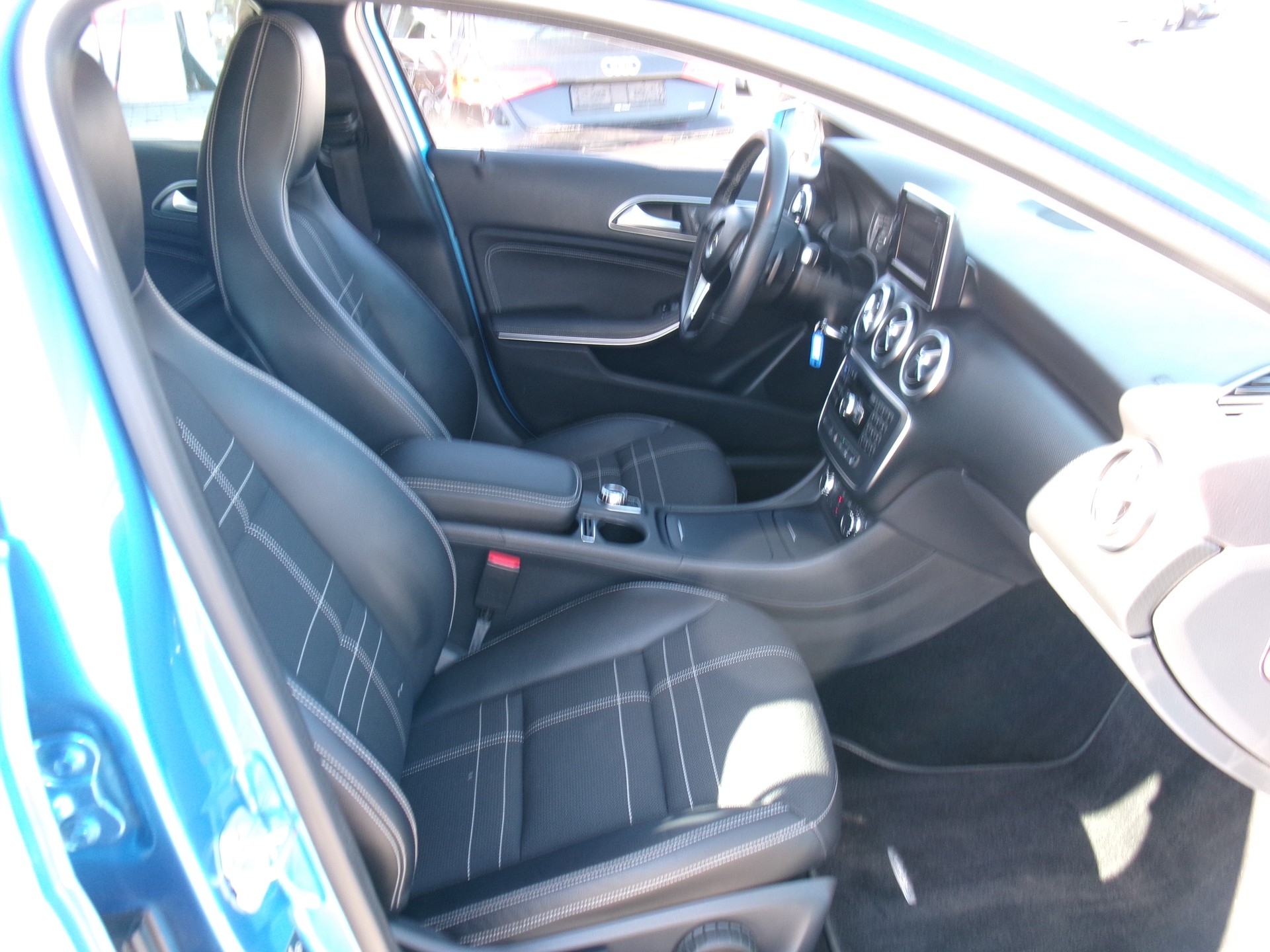 MERCEDES-BENZ A 200 AMG Line 7G-DCT-image-3