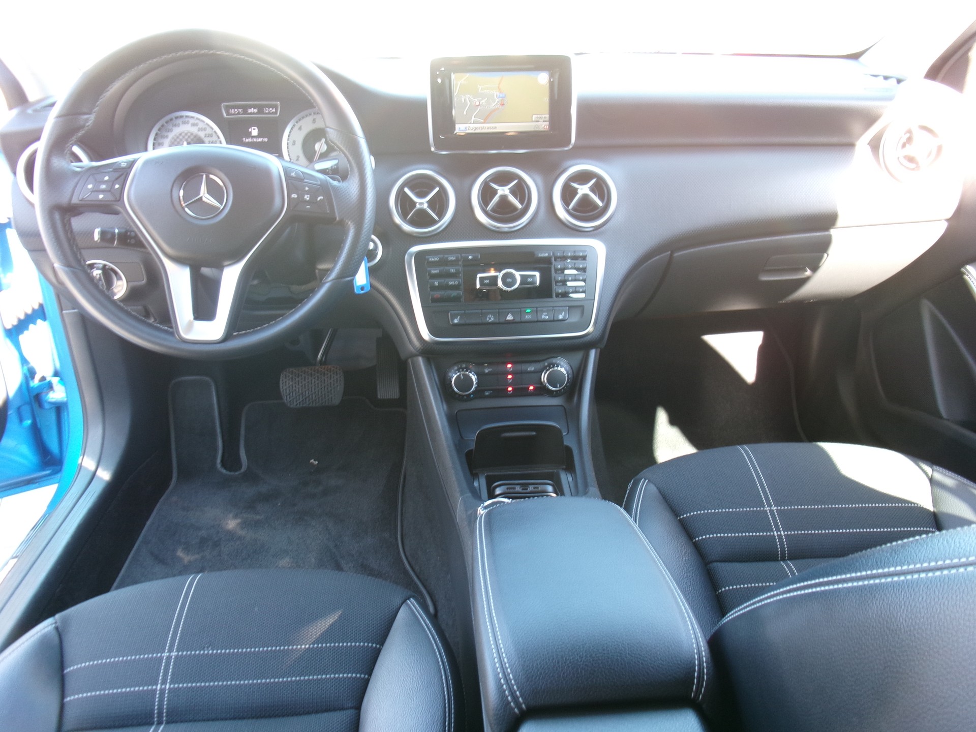 MERCEDES-BENZ A 200 AMG Line 7G-DCT-image-2