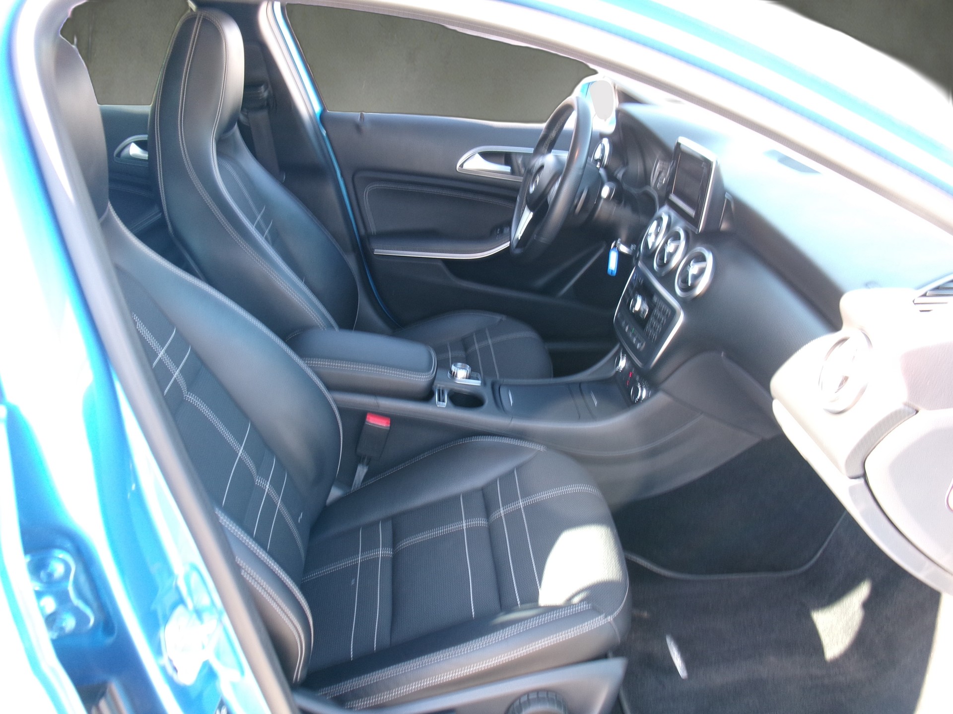 MERCEDES-BENZ A 200 AMG Line 7G-DCT-image-3