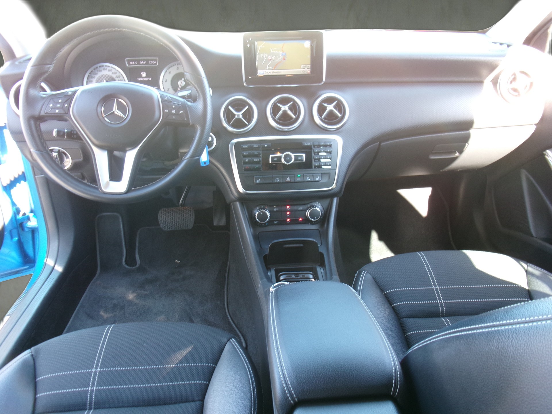 MERCEDES-BENZ A 200 AMG Line 7G-DCT-image-2