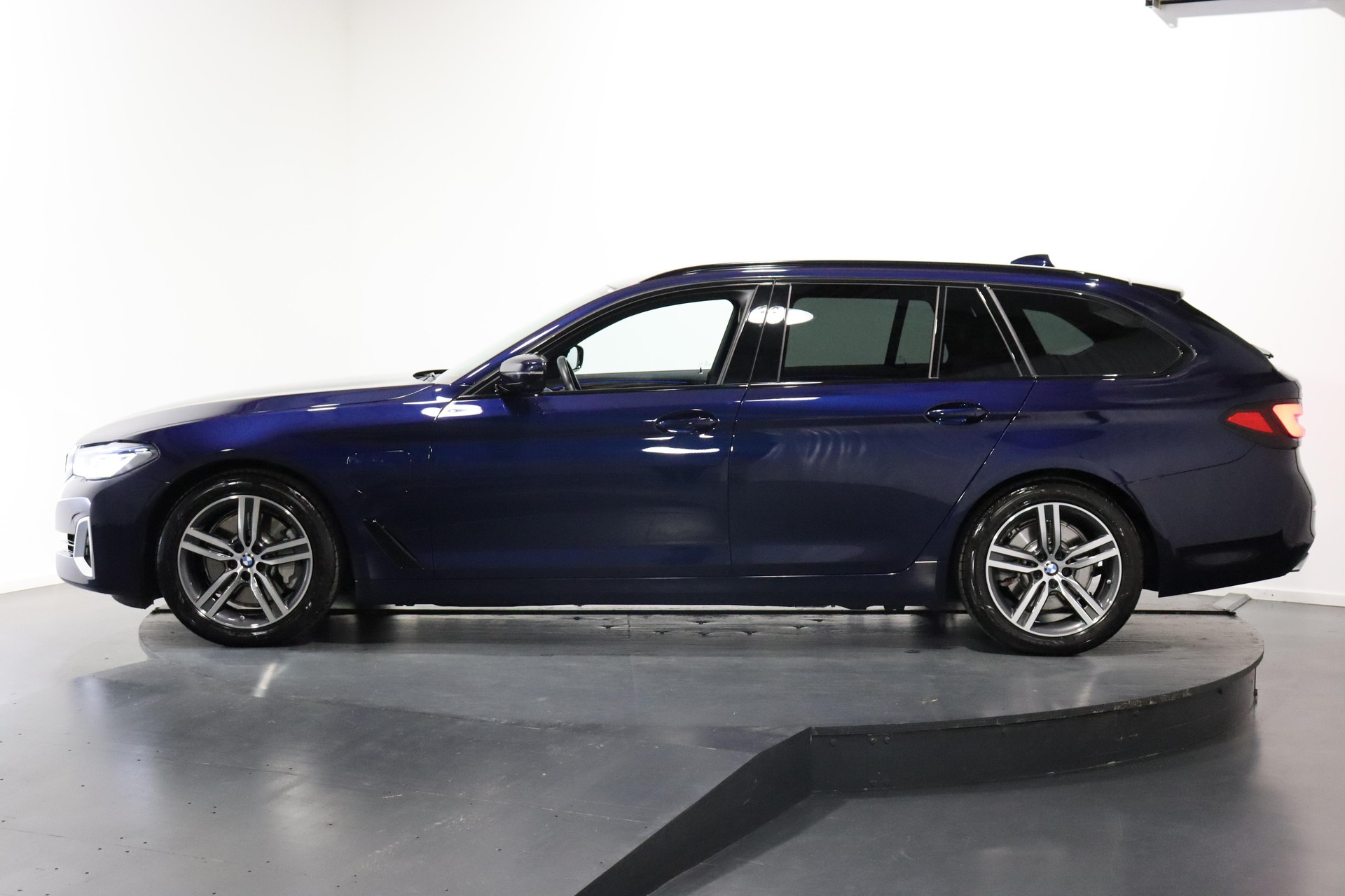 BMW 530e xDrive Touring-image-1