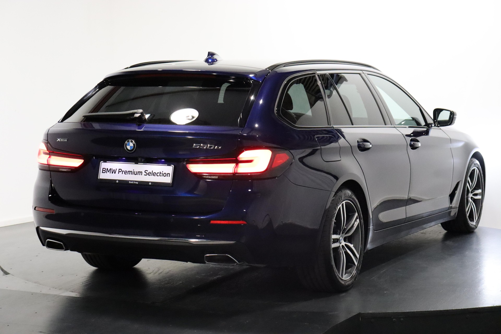 BMW 530e xDrive Touring-image-2