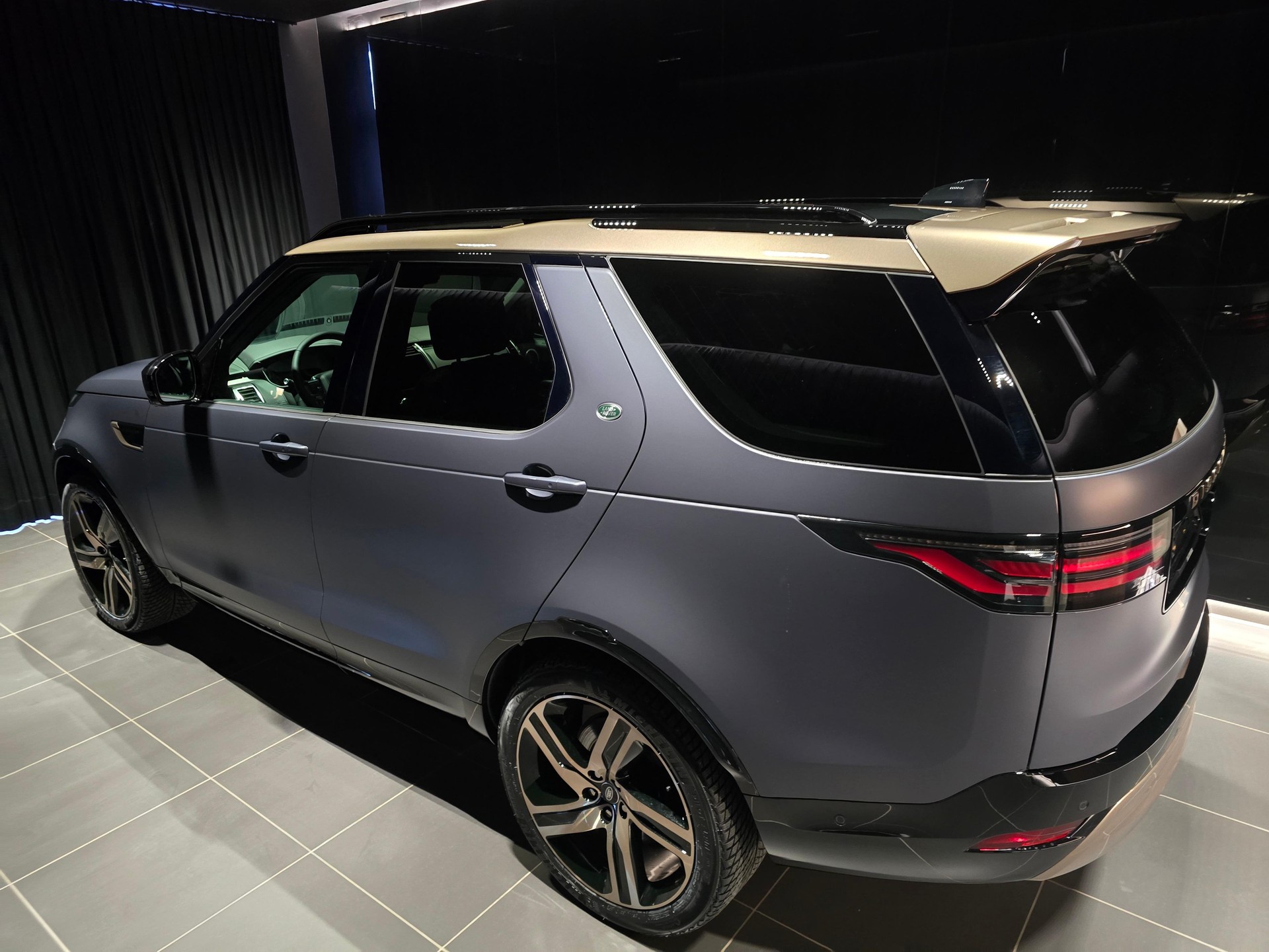 LAND ROVER Discovery 3.0 D I6 350 Tempest-showroom-element-1