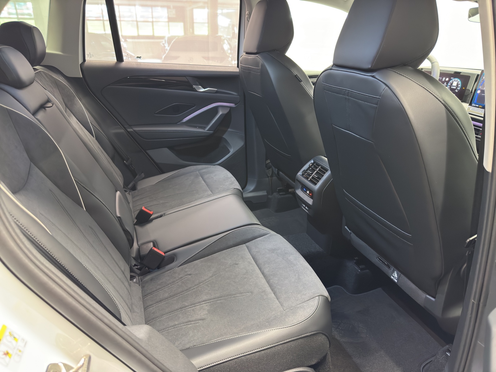 VW Tiguan 2.0 TDI SCR Elegance DSG 4motion-image-9