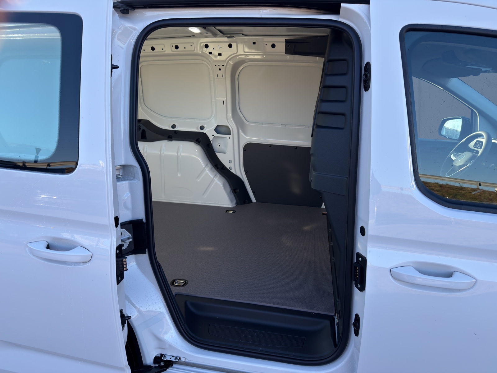 VW Caddy Cargo 1.5 TSI Entry-image-12