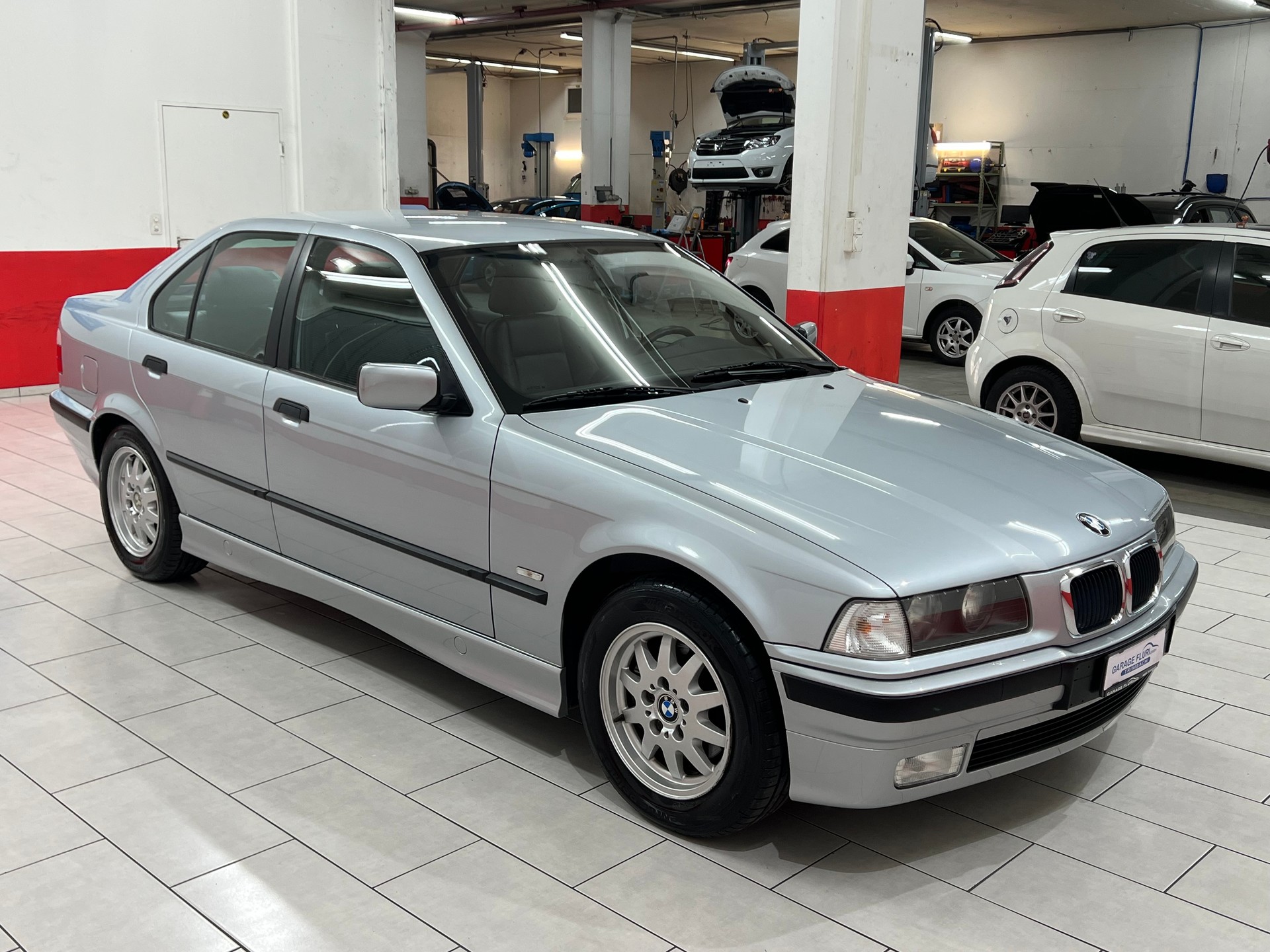 BMW 320i A Exclusiv Edition-image-4