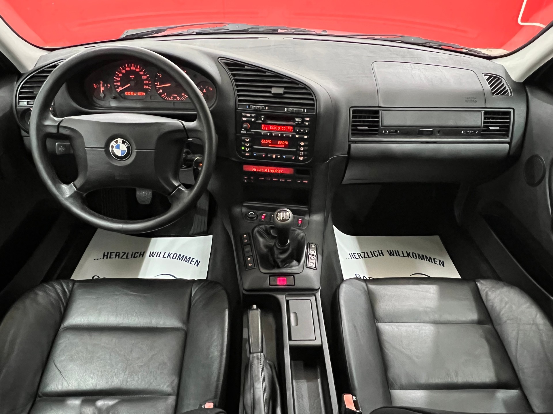 BMW 320i A Exclusiv Edition-image-8