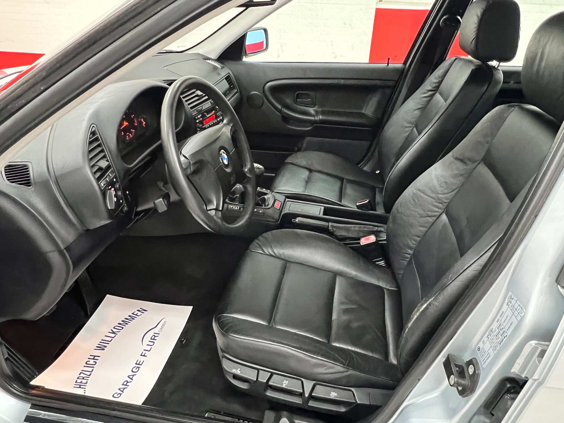 BMW 320i A Exclusiv Edition-image-10