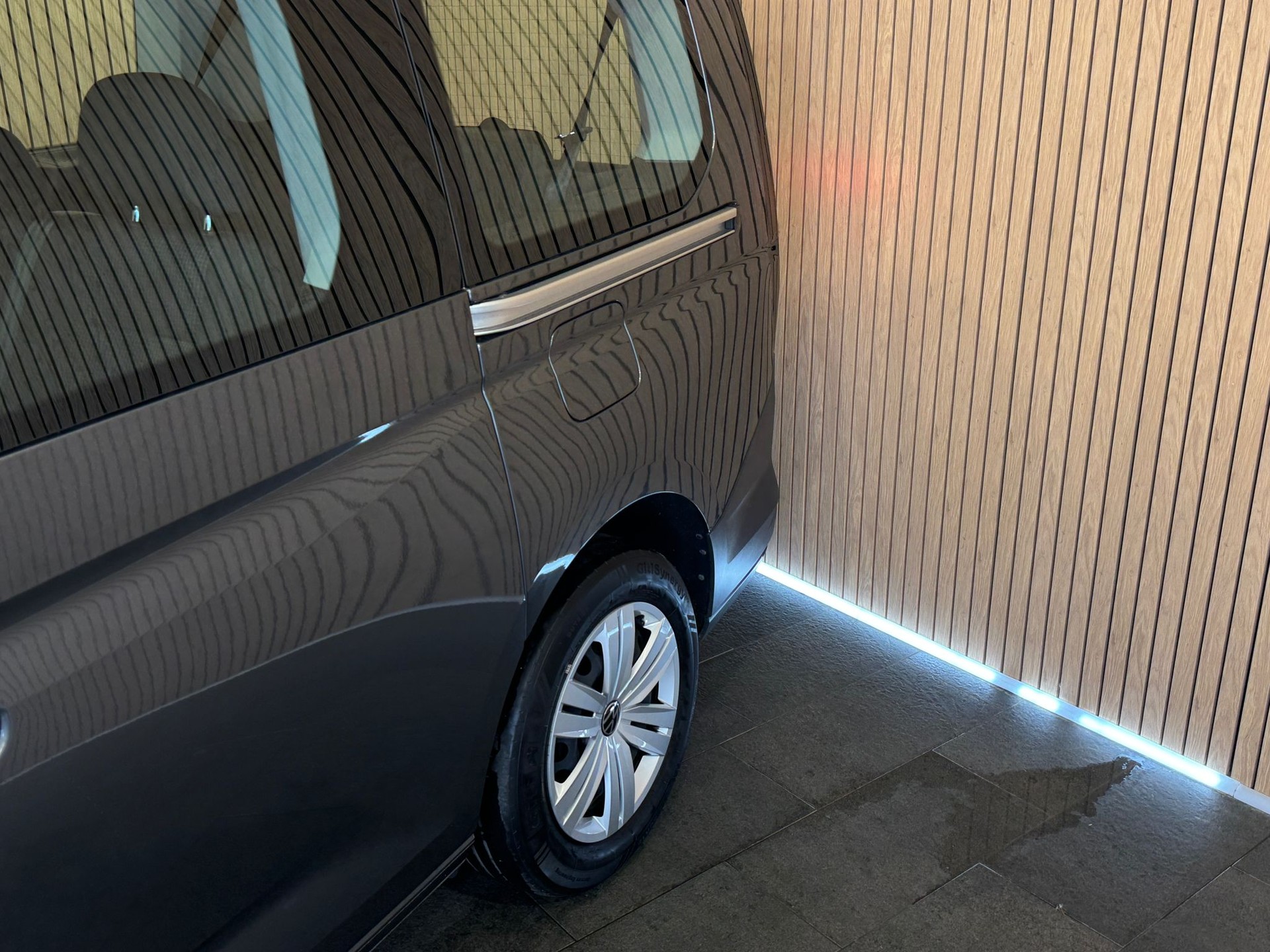 VW Caddy Maxi 2.0 TDI-image-2