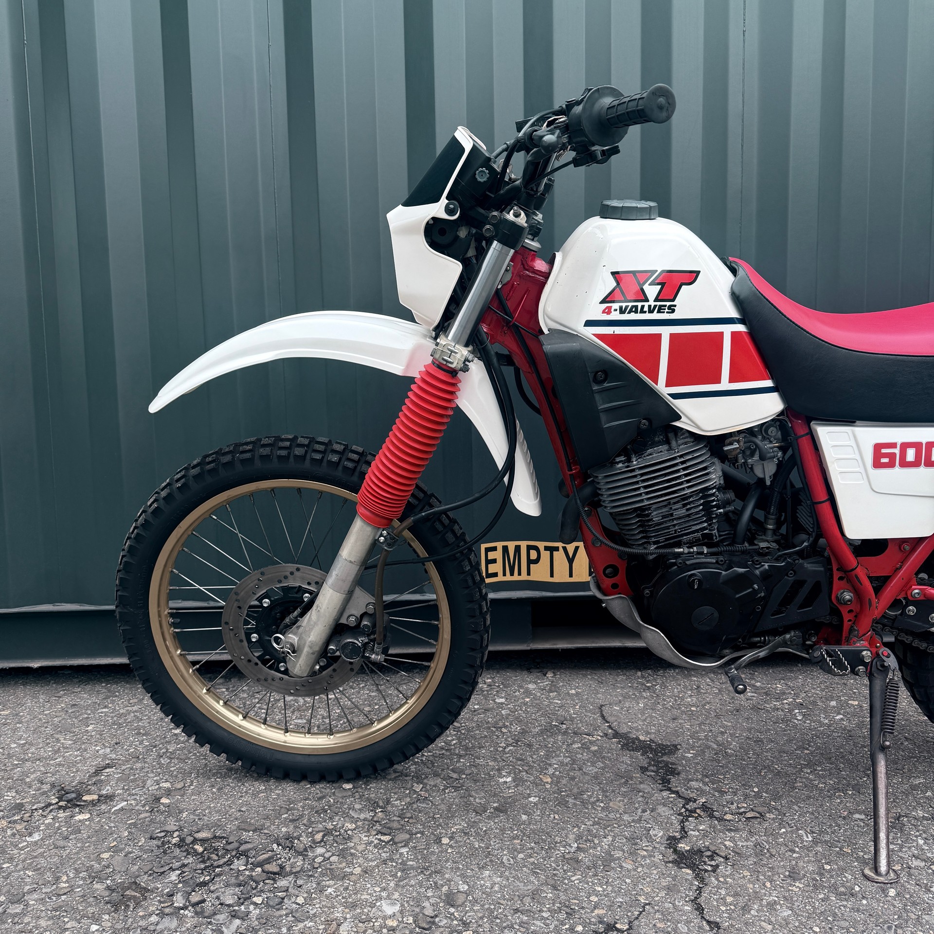 YAMAHA XT 600-showroom-element-3