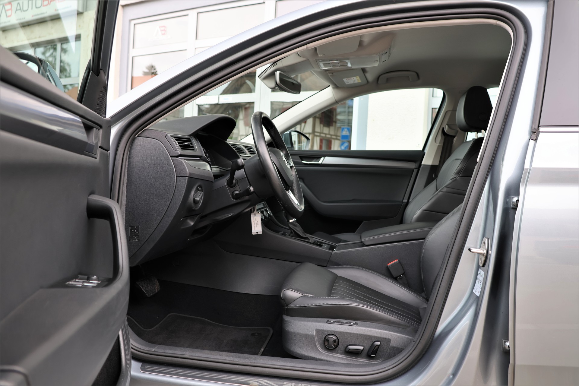 SKODA Superb 2.0 TSI Style 4x4 DSG (CH)-image-8