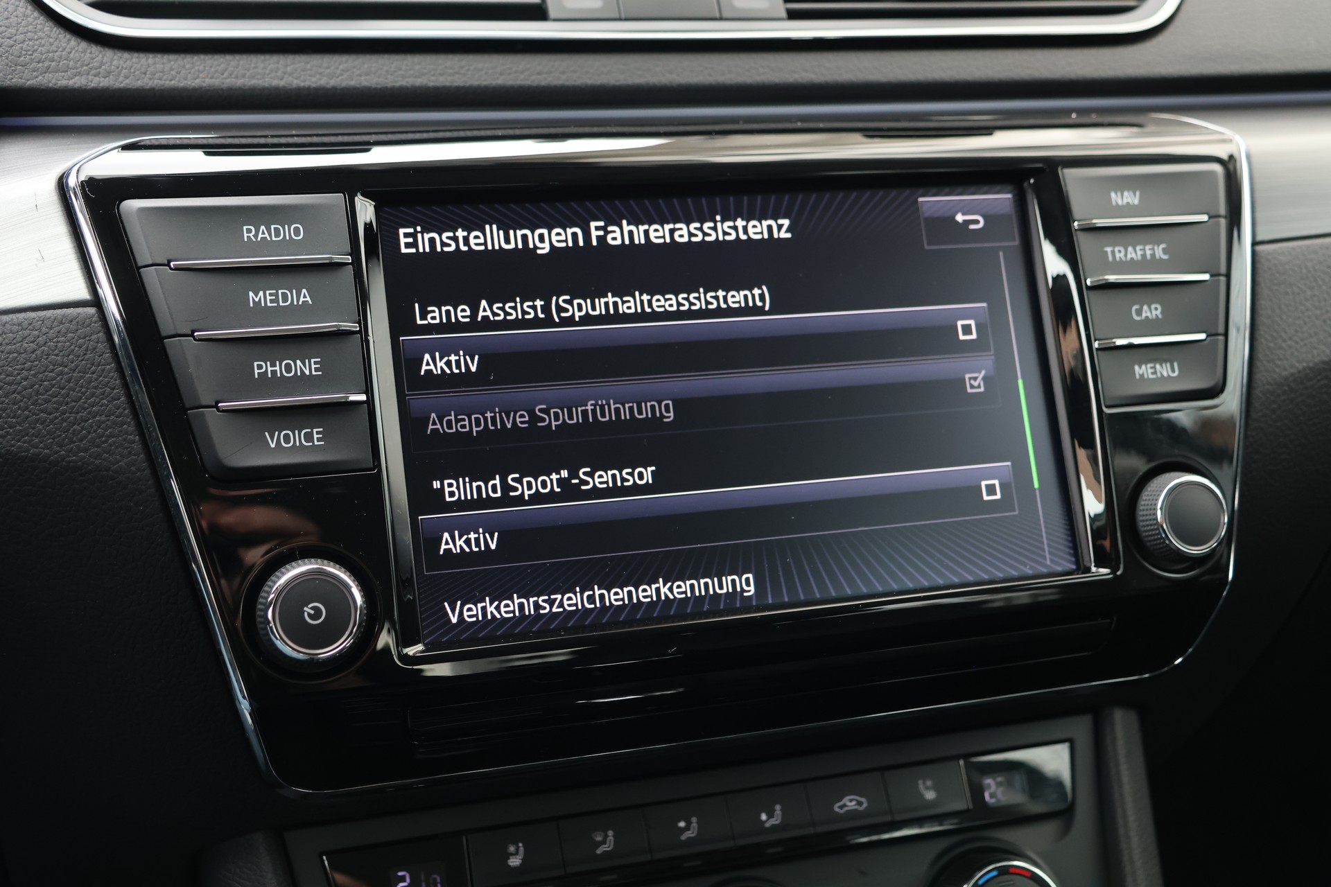 SKODA Superb 2.0 TSI Style 4x4 DSG (CH)-image-23