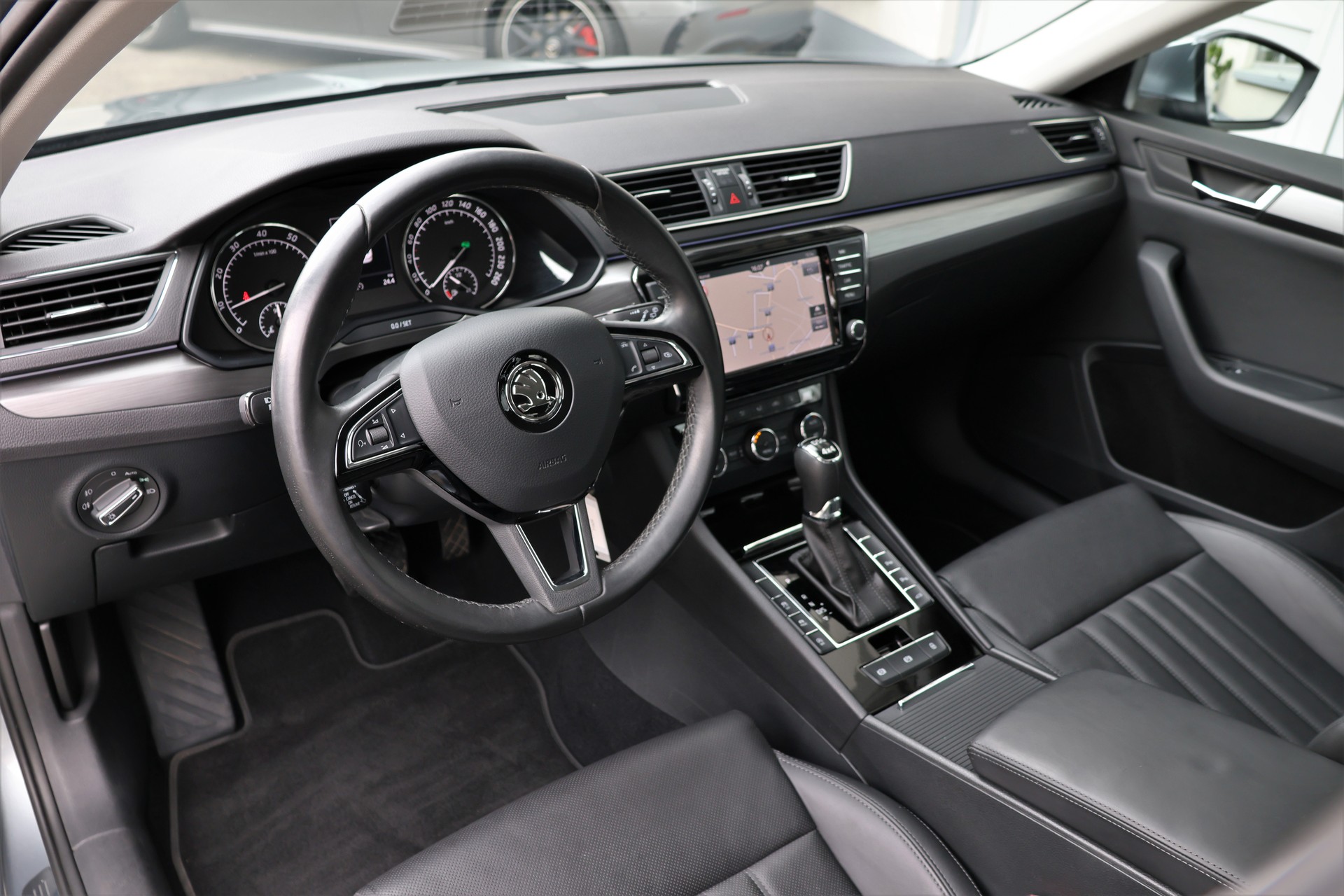 SKODA Superb 2.0 TSI Style 4x4 DSG (CH)-image-9