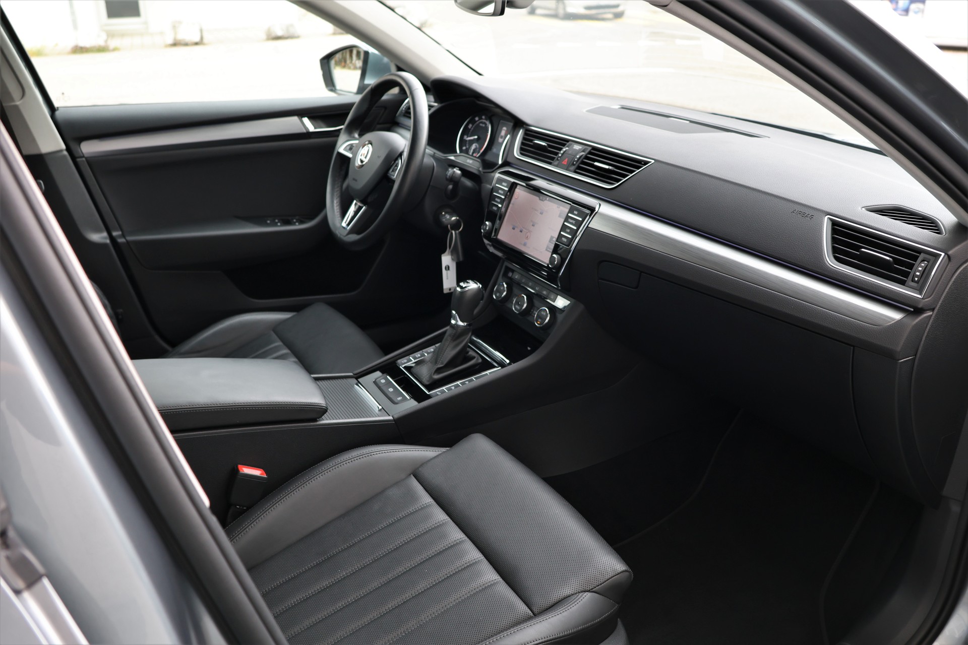 SKODA Superb 2.0 TSI Style 4x4 DSG (CH)-image-17
