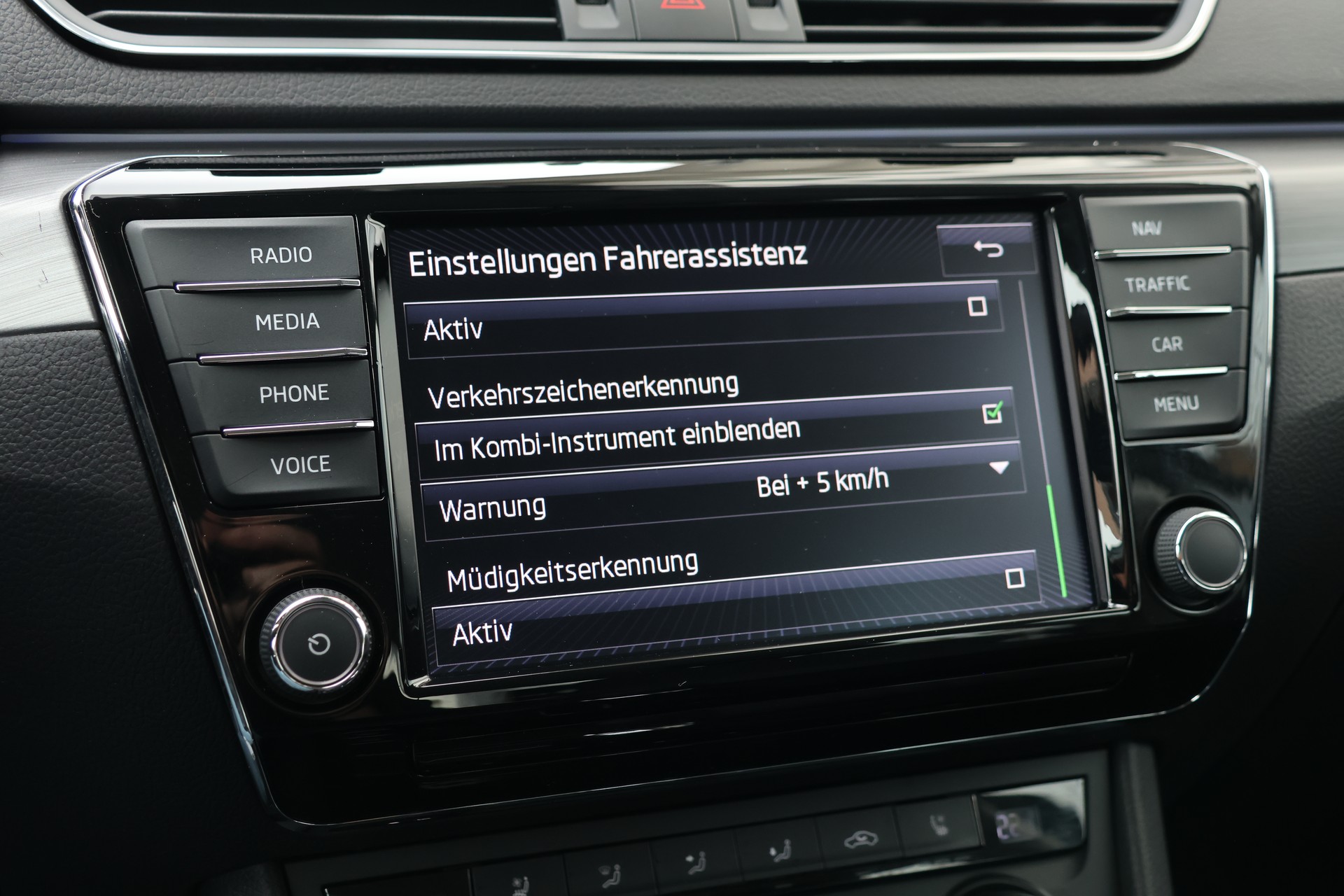 SKODA Superb 2.0 TSI Style 4x4 DSG (CH)-image-24