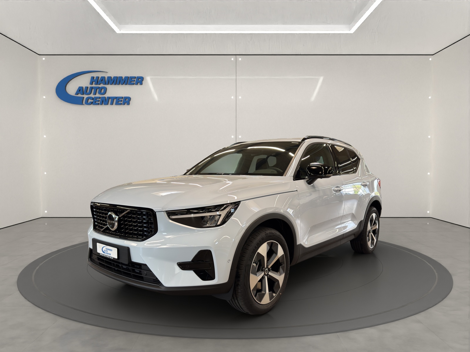 VOLVO XC40 2.0 B3 MH Plus Dark-image-0
