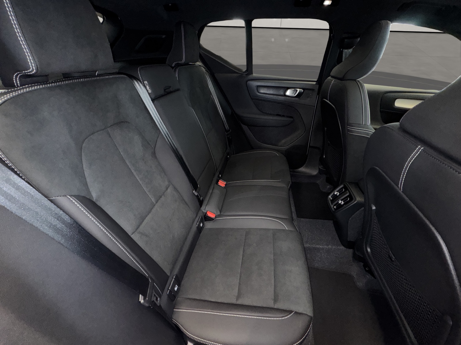 VOLVO XC40 2.0 B3 MH Plus Dark-image-9