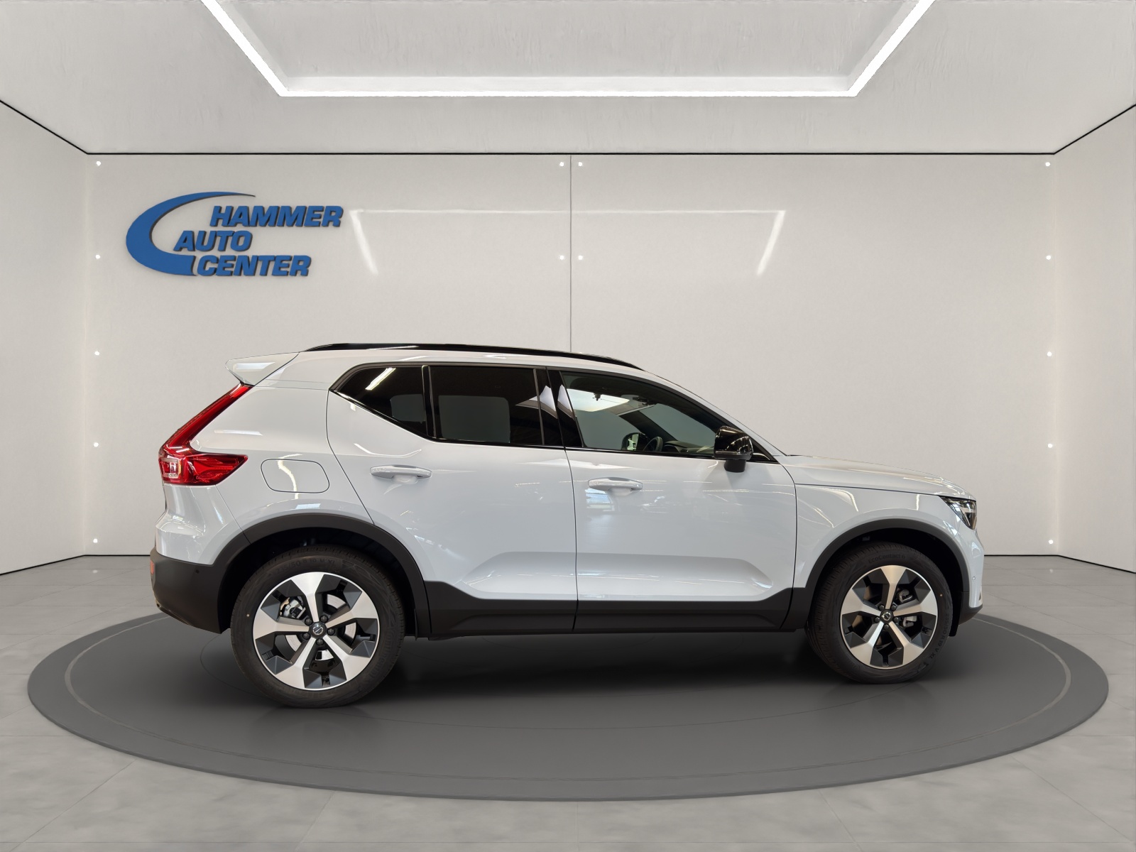 VOLVO XC40 2.0 B3 MH Plus Dark-image-5