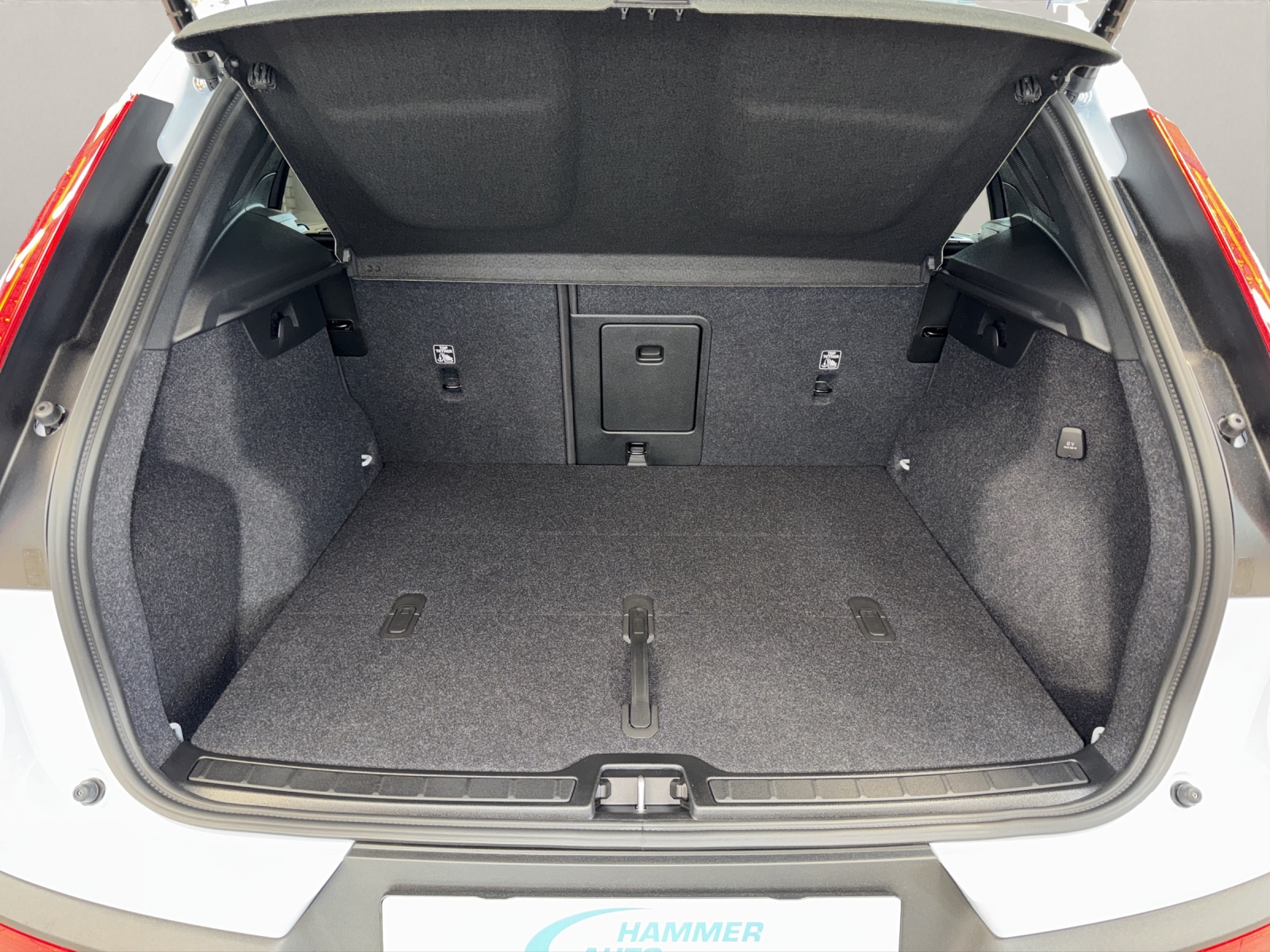 VOLVO XC40 2.0 B3 MH Plus Dark-image-13