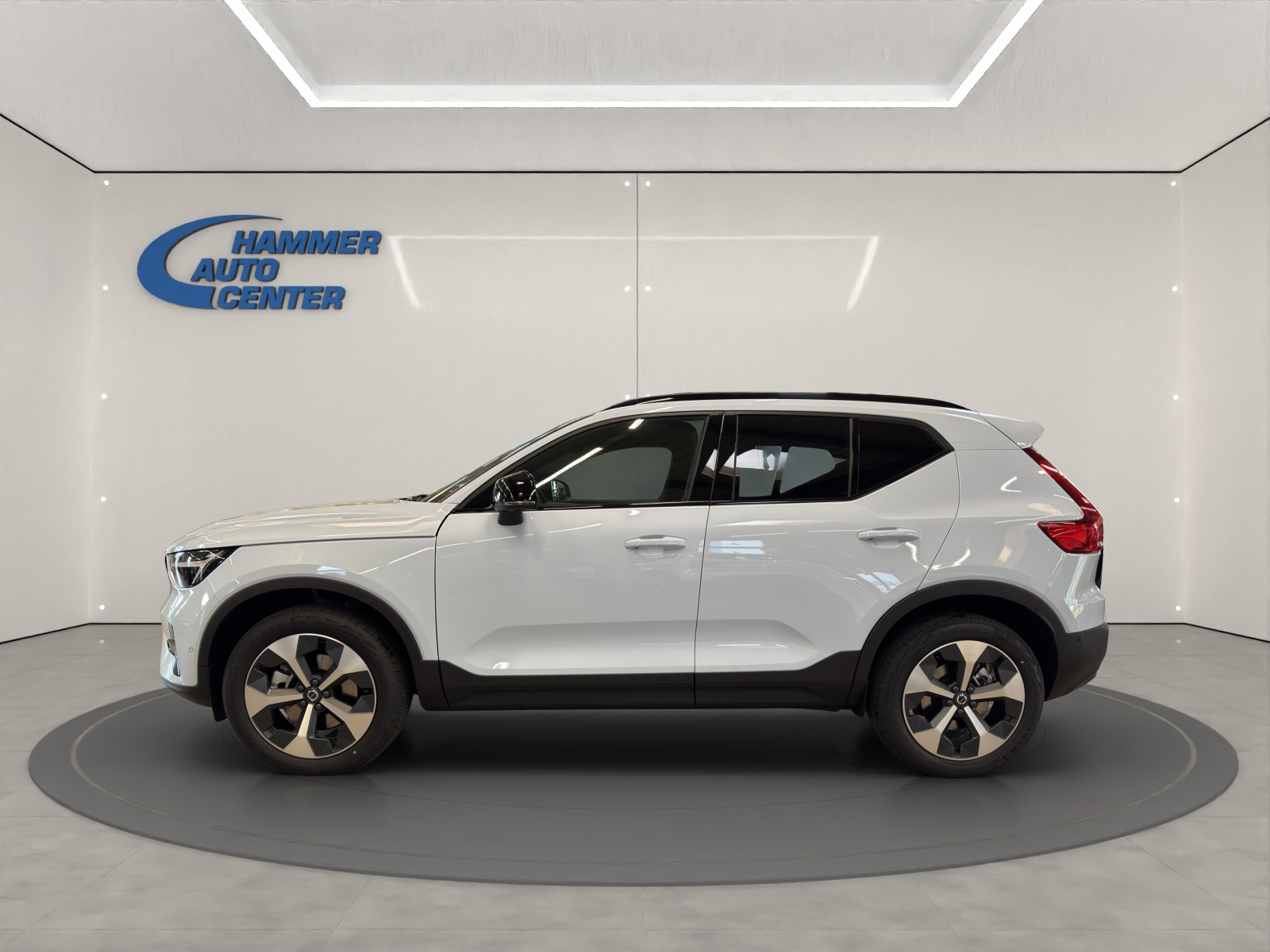 VOLVO XC40 2.0 B3 MH Plus Dark-image-1