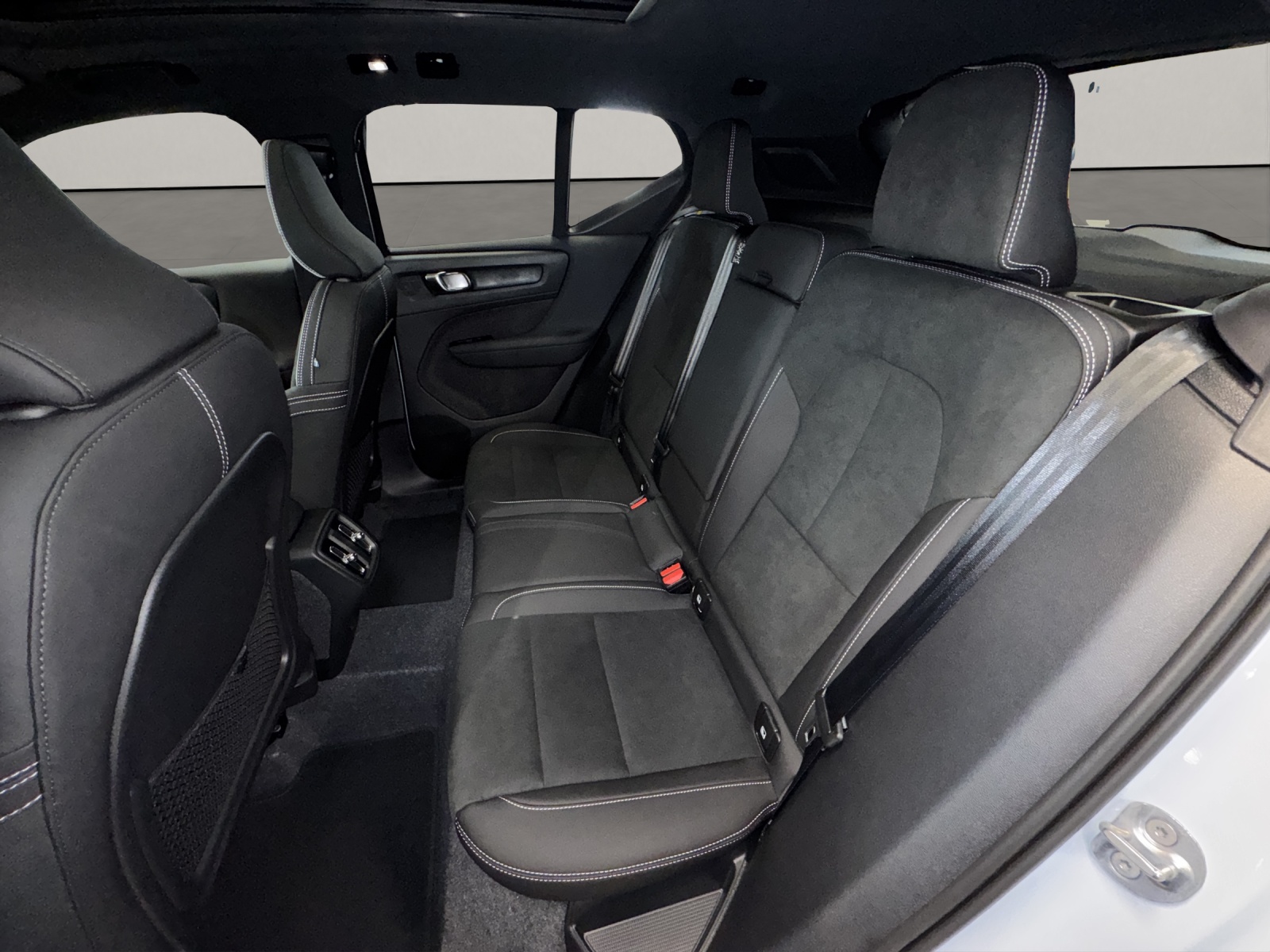 VOLVO XC40 2.0 B3 MH Plus Dark-image-11