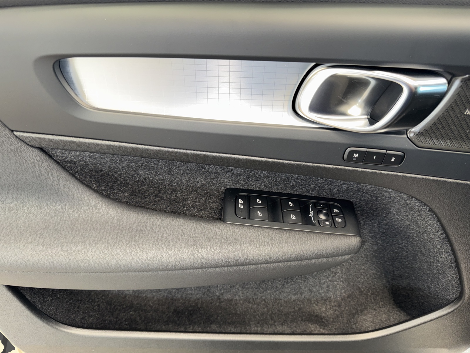 VOLVO XC40 2.0 B3 MH Plus Dark-image-14