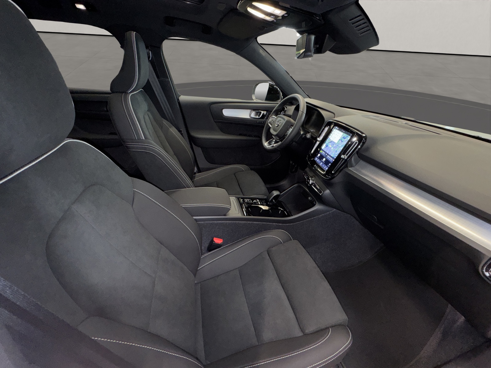 VOLVO XC40 2.0 B3 MH Plus Dark-image-10
