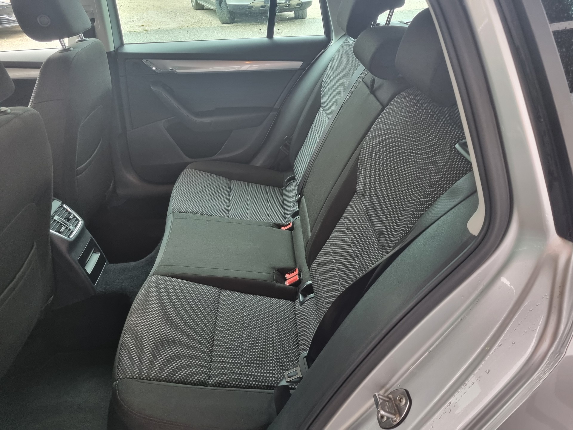 SKODA Octavia Combi 1.6 TDI Ambition DSG-image-8