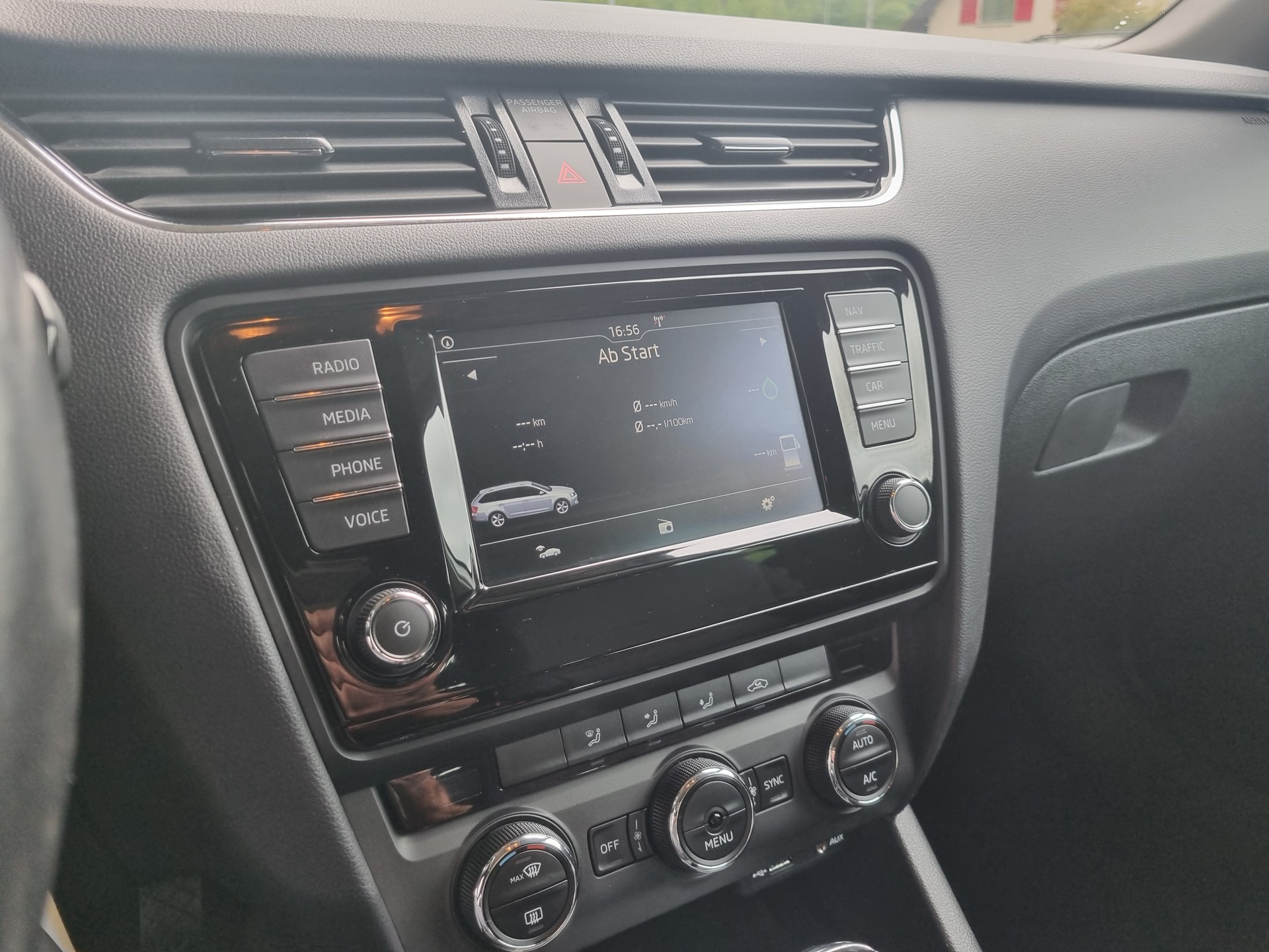 SKODA Octavia Combi 1.6 TDI Ambition DSG-image-11