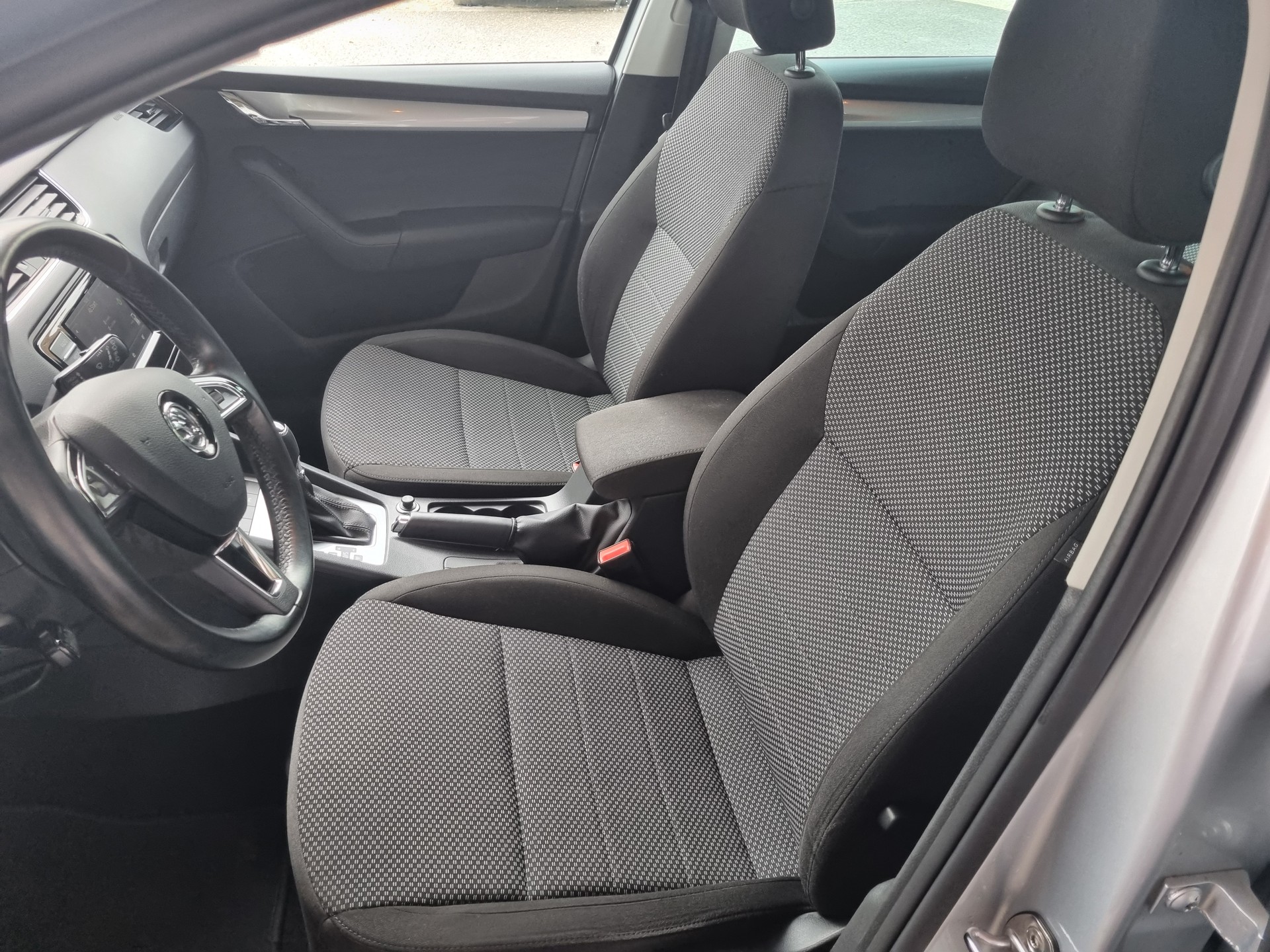 SKODA Octavia Combi 1.6 TDI Ambition DSG-image-7