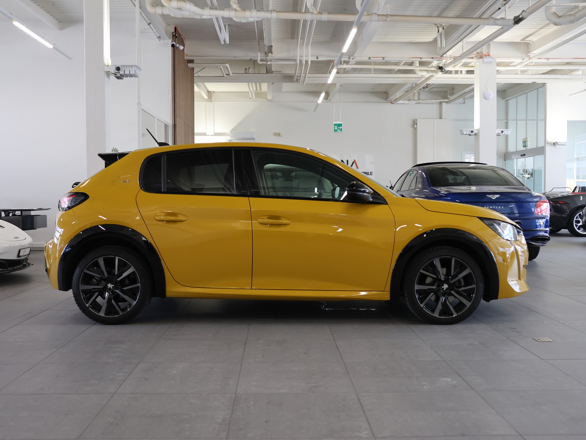 PEUGEOT 208 1.2 PureTech GT EAT8 *Panorama* *360 Kamera* *Individual Konfig.*-image-6