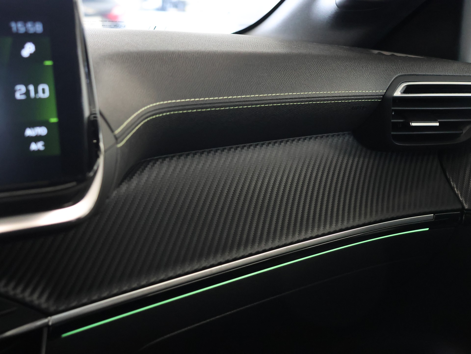 PEUGEOT 208 1.2 PureTech GT EAT8 *Panorama* *360 Kamera* *Individual Konfig.*-image-29