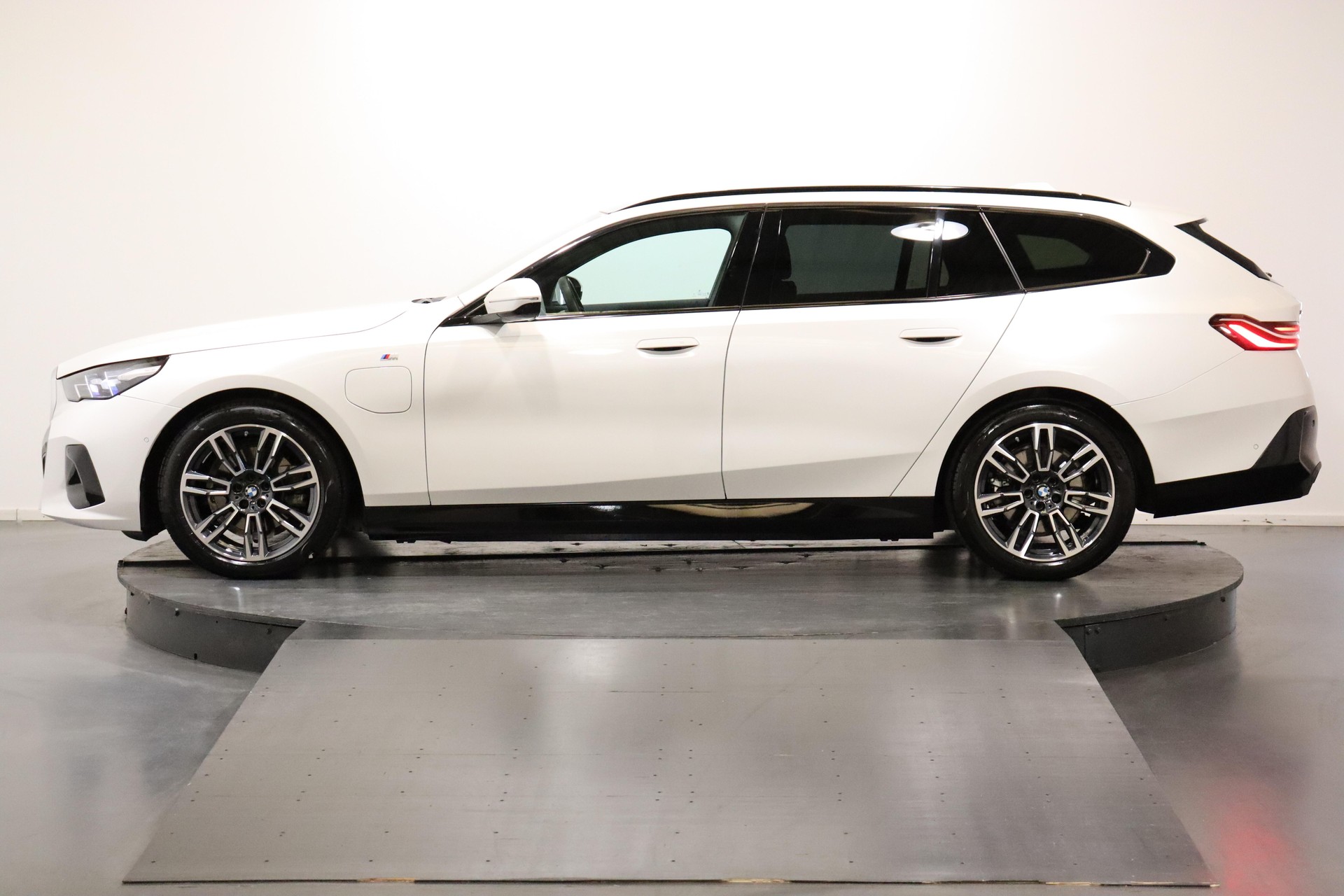 BMW 530e xDrive Touring-image-3