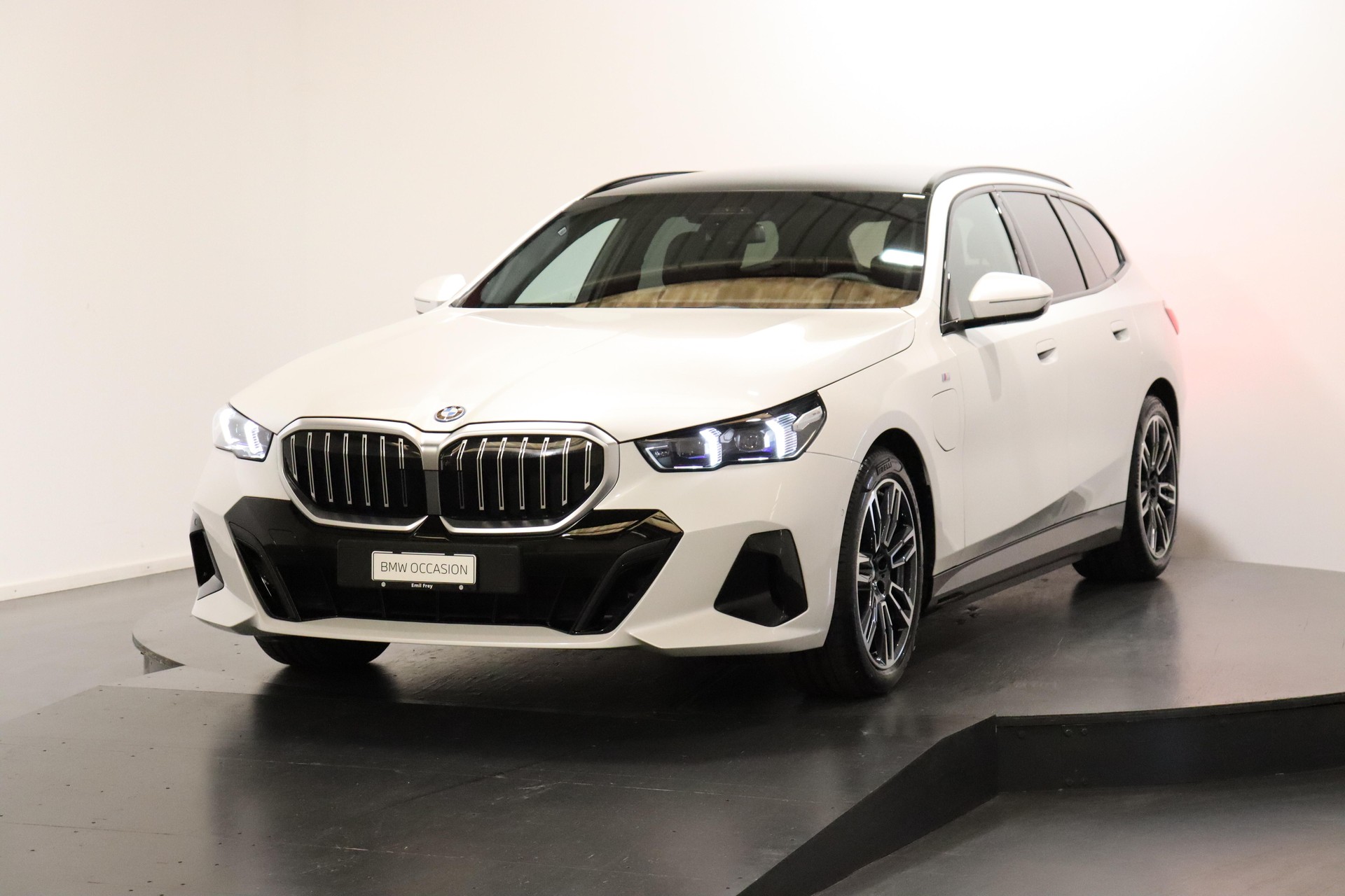 BMW 530e xDrive Touring-image-0