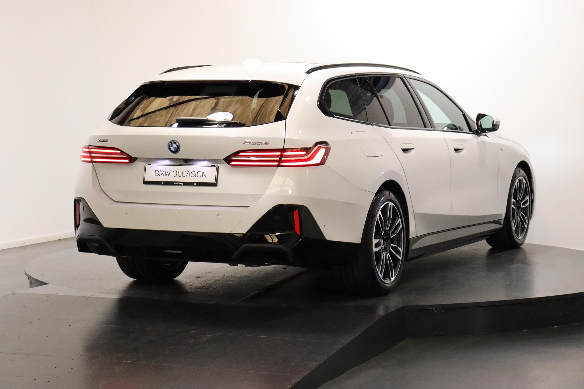 BMW 530e xDrive Touring-image-2