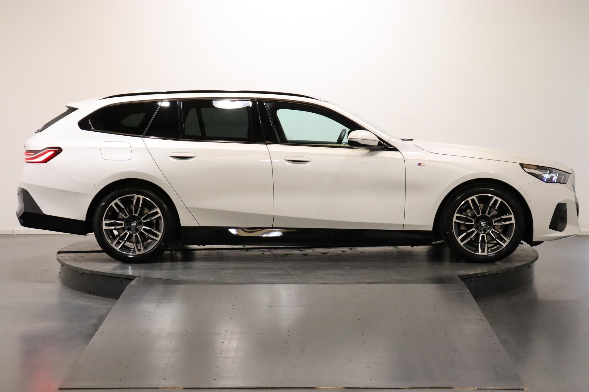 BMW 530e xDrive Touring-image-1