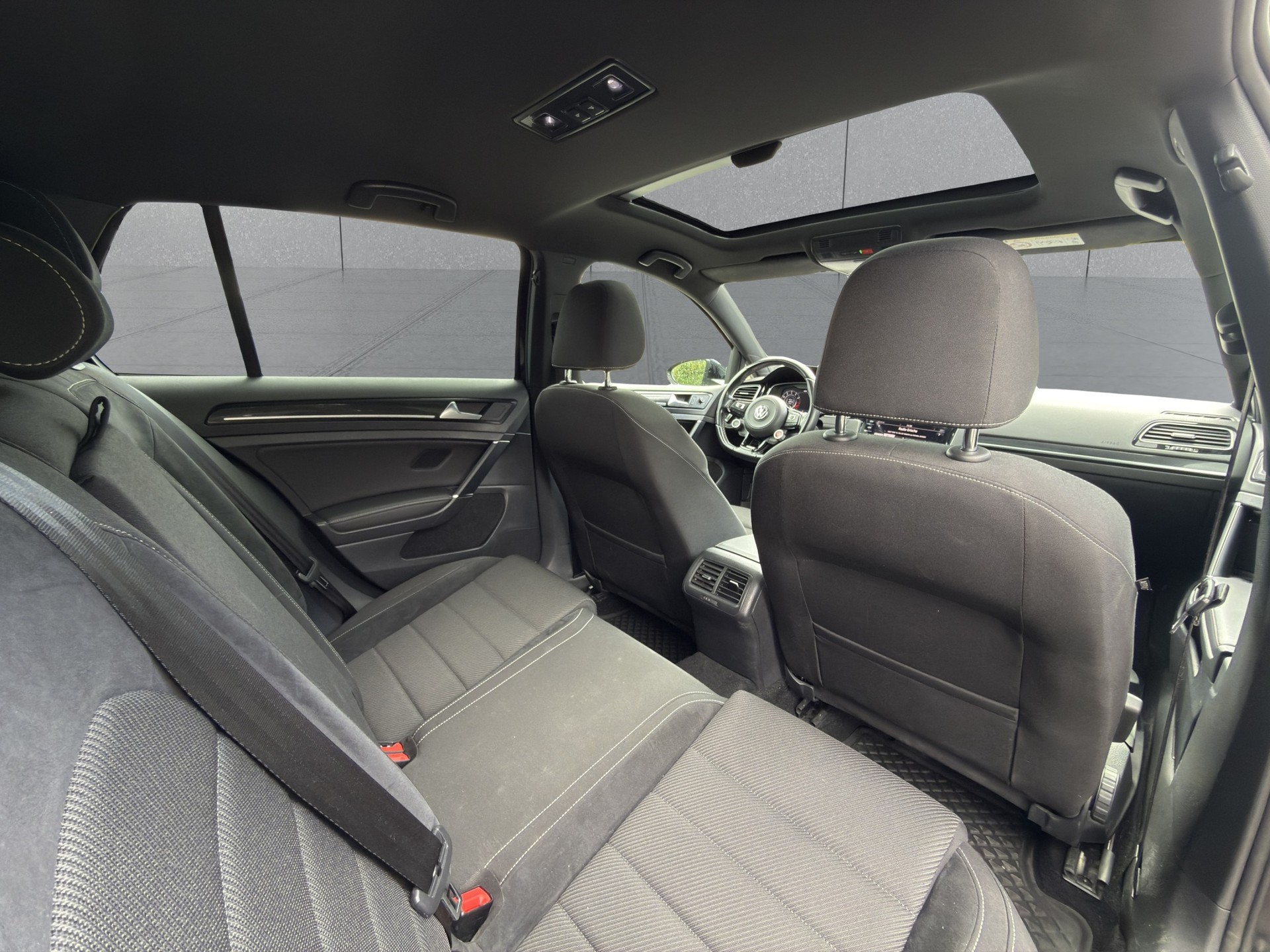 VW Golf 2.0 TSI R 4Motion DSG-image-7